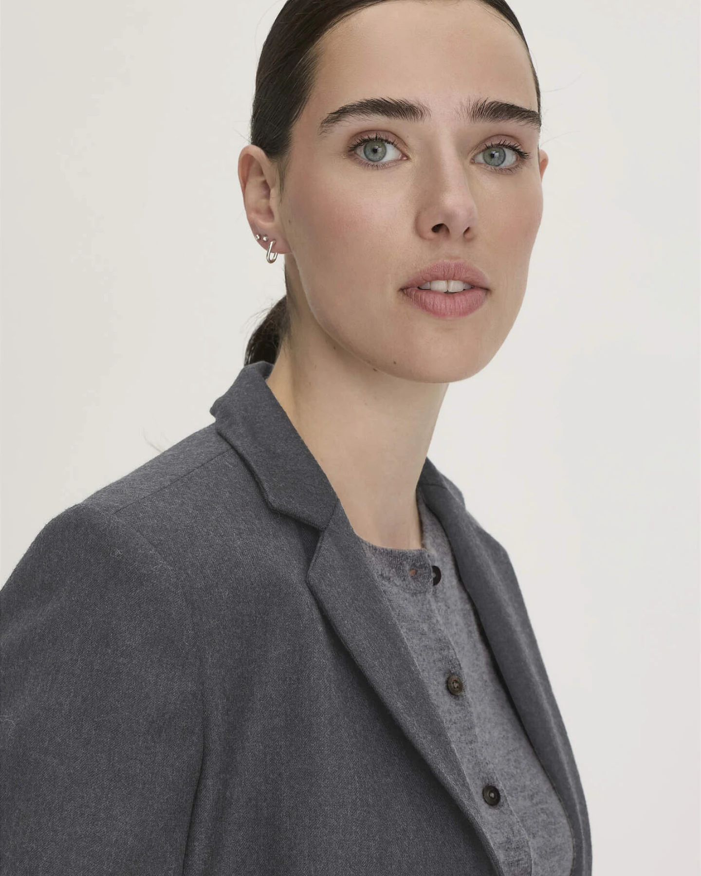 hessnatur Damen Wollblazer Regular aus Bio-Merinowolle - grau - Größe 44 – Ansicht 4