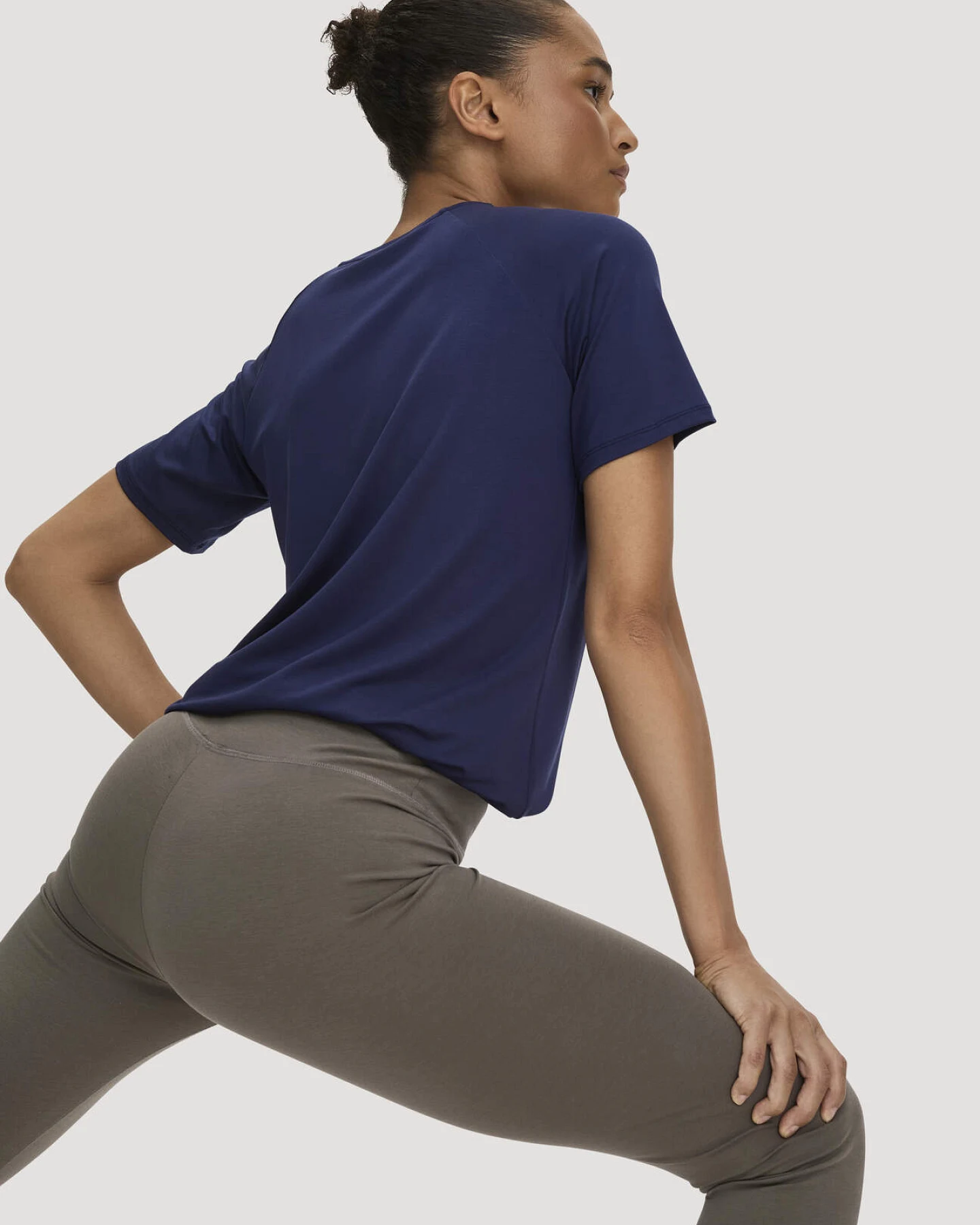 hessnatur Loungewear Leggings Medium Cut ACTIVE LIGHT aus Bio-Baumwolle - grün - Größe XS/l – Ansicht 4