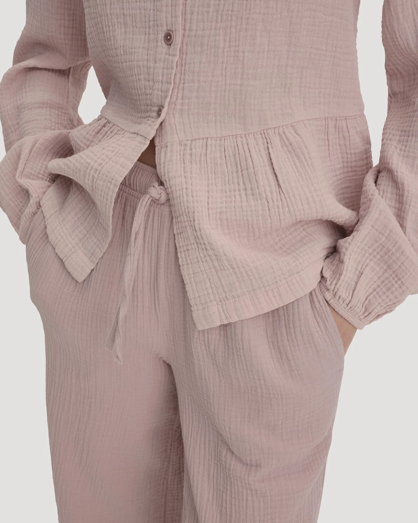 hessnatur Damen Musselin Schlafhose Relaxed PURE COMFORT aus Bio-Baumwolle - rosa - Größe 48 – Ansicht 3