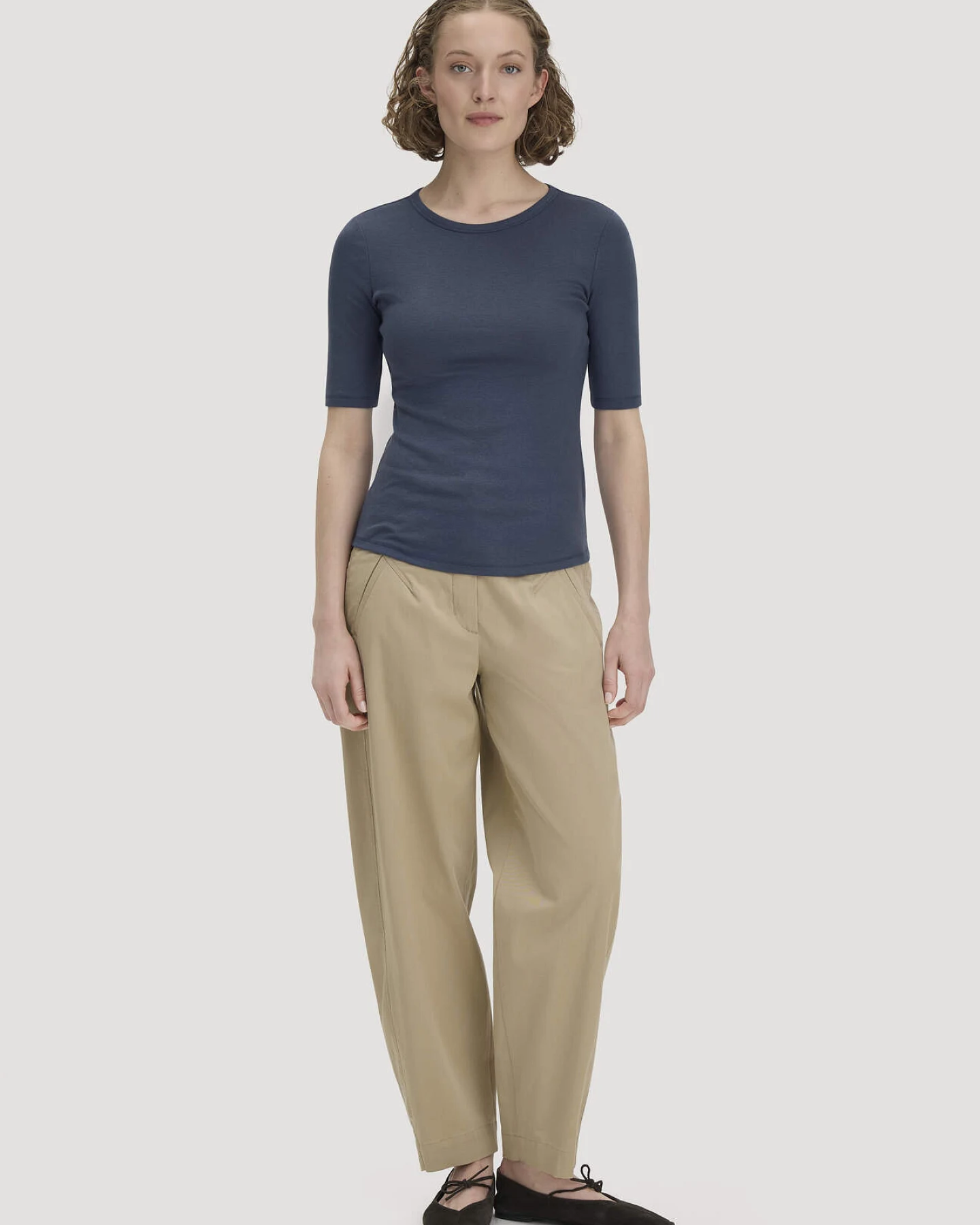 hessnatur Damen Softrib T-Shirt Fitted aus Bio-Baumwolle und TENCEL™ Modal - blau - Größe 40 – Ansicht 2