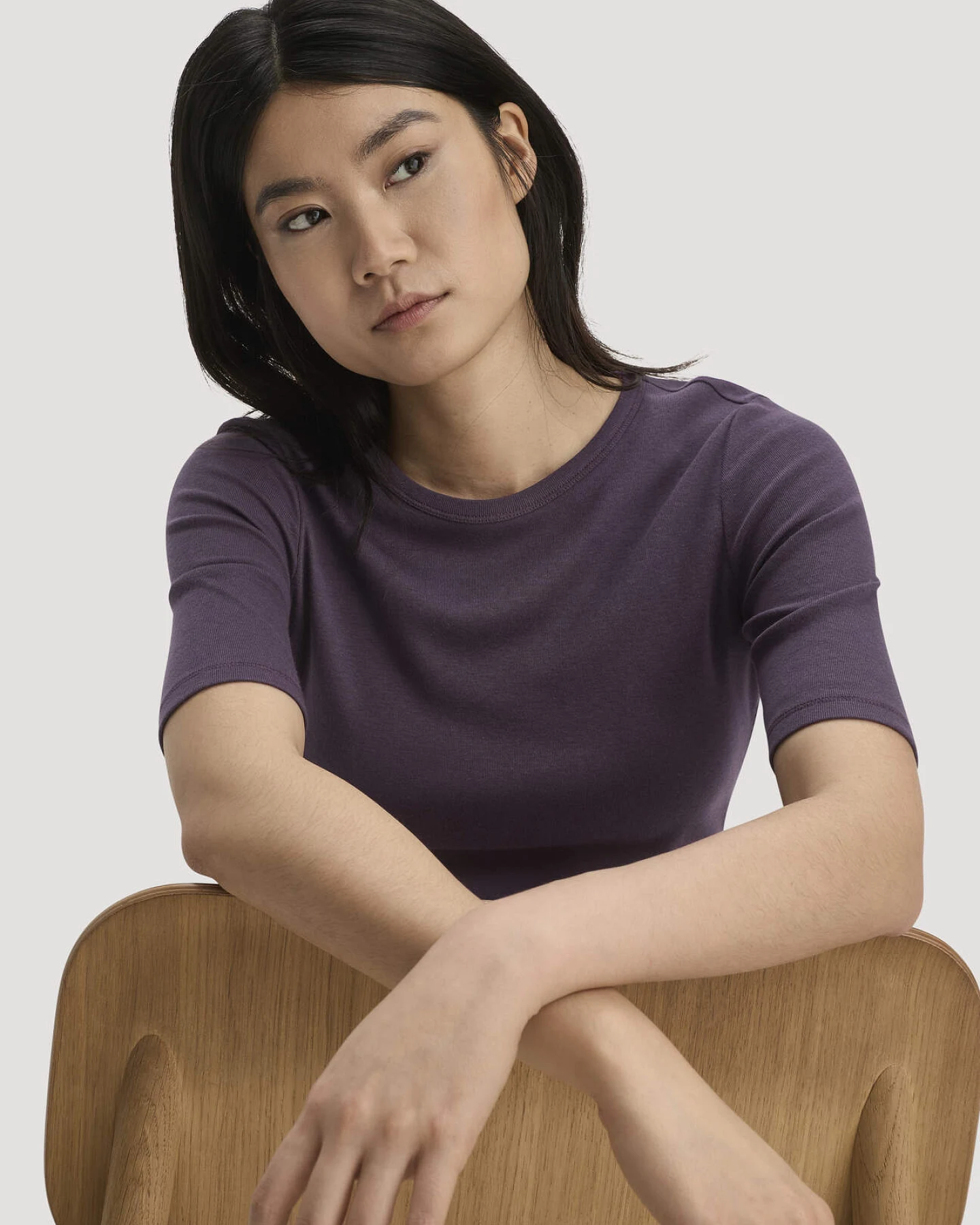 hessnatur Damen Softrib T-Shirt Fitted aus Bio-Baumwolle und TENCEL™ Modal - lila - Größe 40 – Ansicht 4