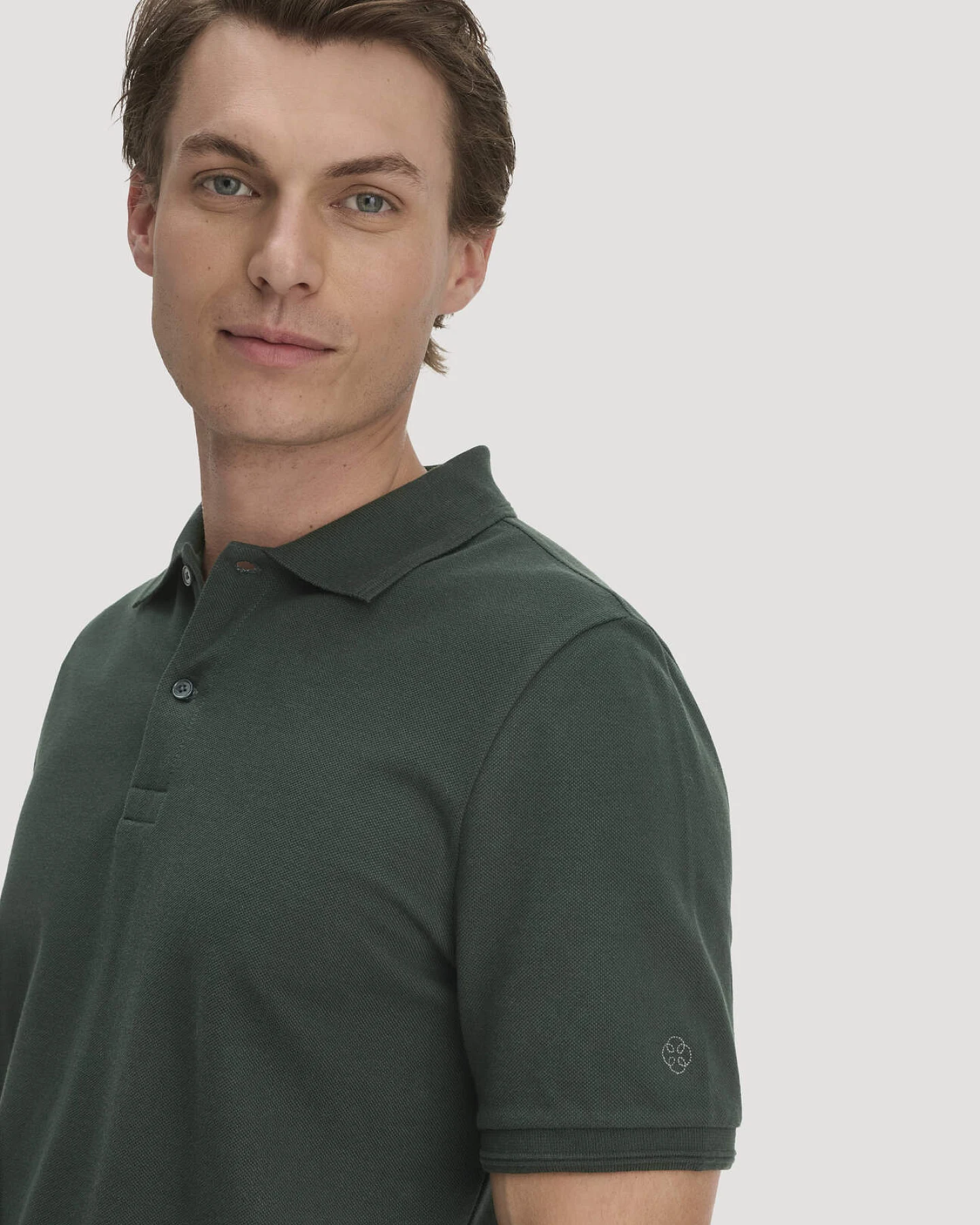 hessnatur Herren Piqué Polo Regular aus Bio-Baumwolle - grün - Größe 52 – Ansicht 4