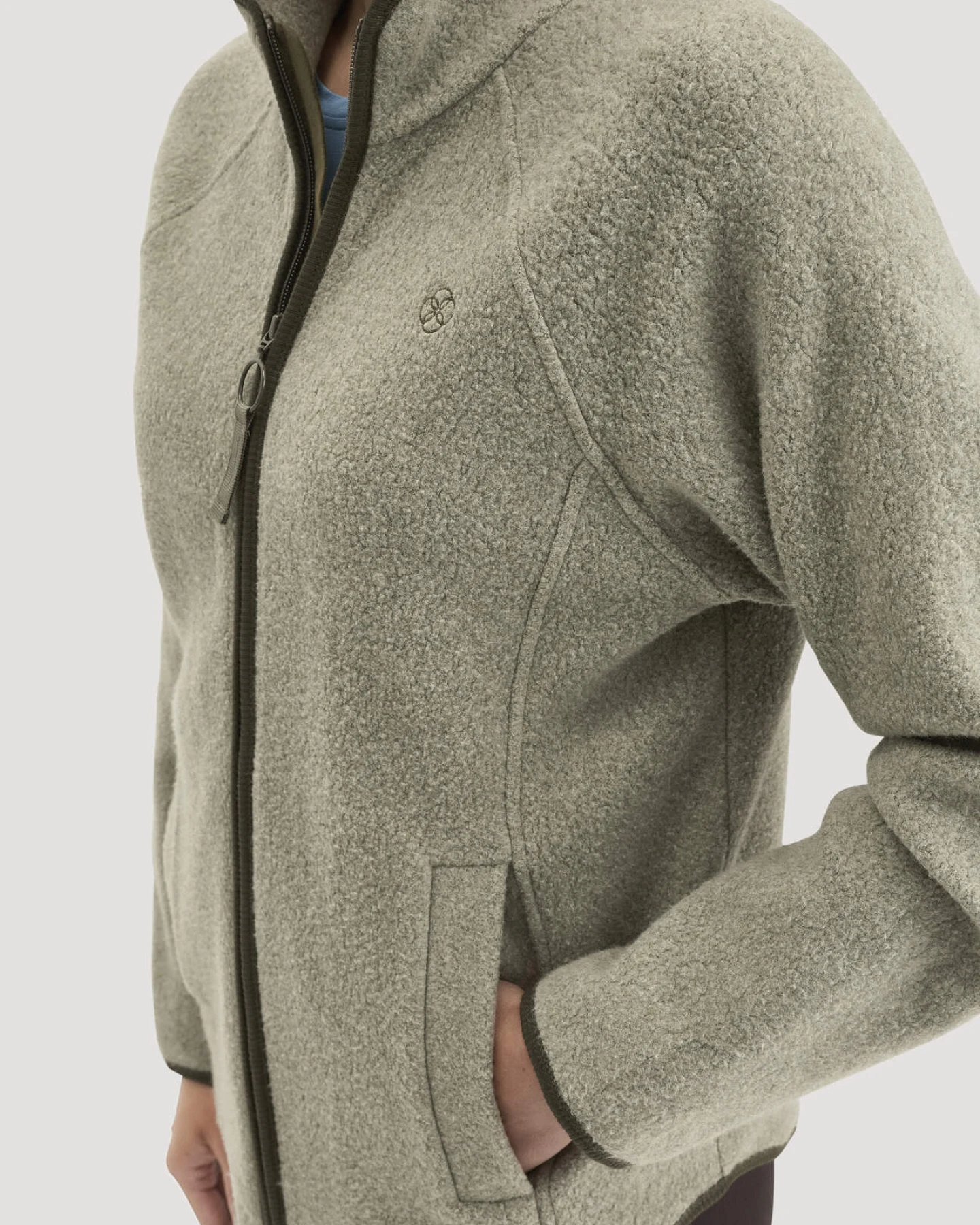 hessnatur Loungewear Fleece Jacke Relaxed ACTIVE LIGHT aus Bio-Baumwolle - grün - Größe S – Ansicht 4