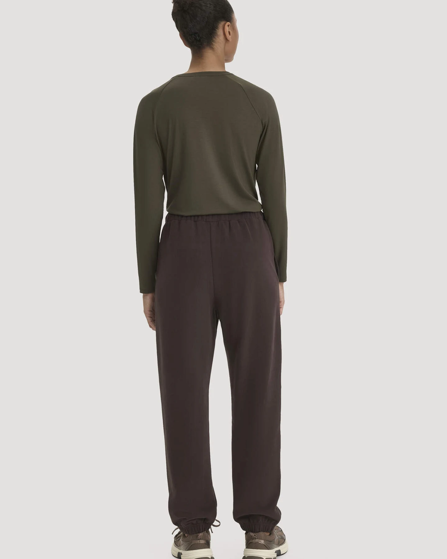 hessnatur Loungewear Sweathose Relaxed ACTIVE LIGHT aus Bio-Baumwolle mit recycelter Baumwolle - braun - Größe L – Ansicht 2