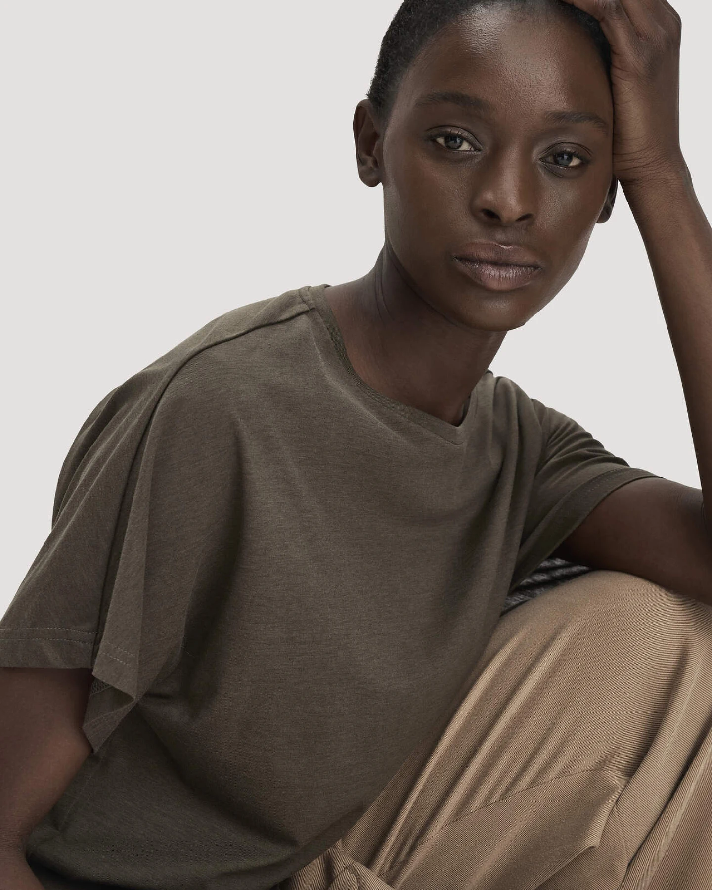 hessnatur Damen T-Shirt Oversize aus TENCEL™ Lyocell und Bio-Baumwolle - grün - Größe L – Ansicht 4
