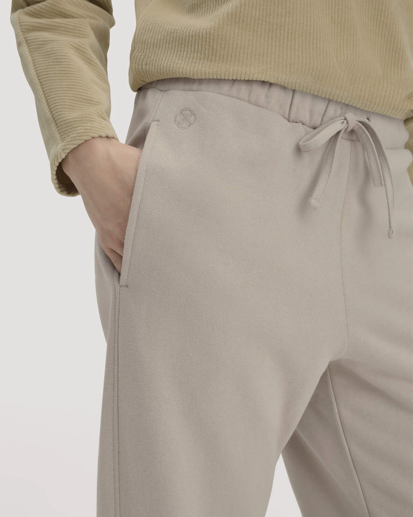 hessnatur Loungewear Sweathose Relaxed ACTIVE LIGHT aus Bio-Baumwolle mit recycelter Baumwolle - beige - Größe L – Ansicht 3