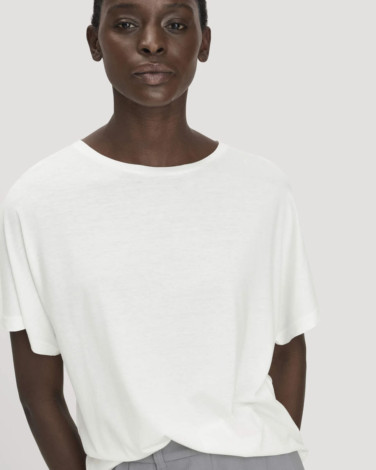 hessnatur Damen T-Shirt Oversize aus TENCEL™ Lyocell und Bio-Baumwolle - weiß - Größe L – Ansicht 4