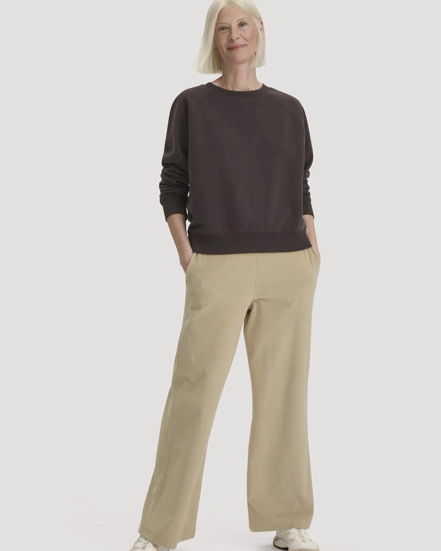 hessnatur Loungewear Sweatshirt Relaxed aus Bio-Baumwolle mit recycelter Baumwolle - braun - Größe L – Ansicht 2