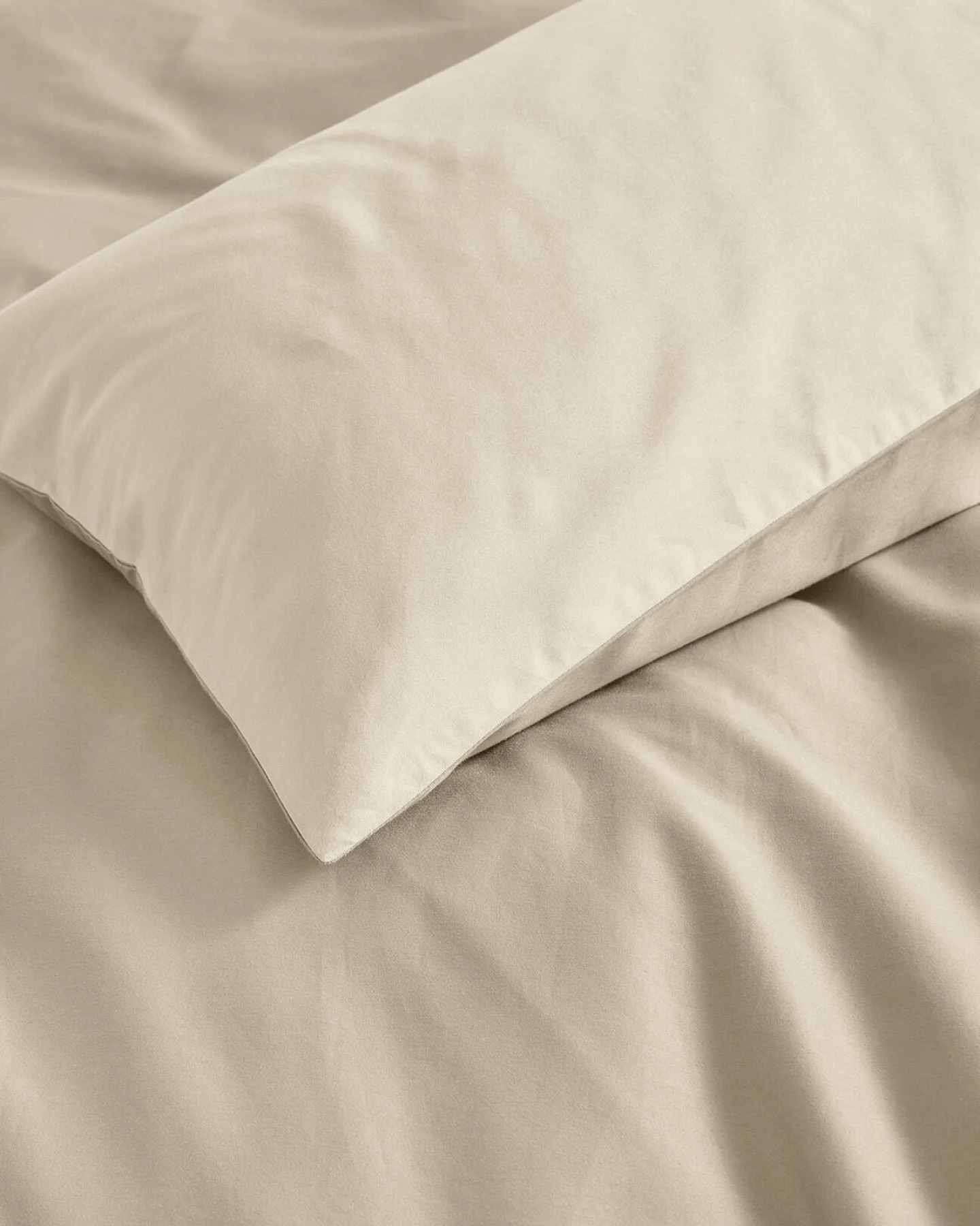 hessnatur Satin Wende Bettwäsche Set aus Bio-Baumwolle - beige - Größe 135x200 / 40x80 cm – Ansicht 3
