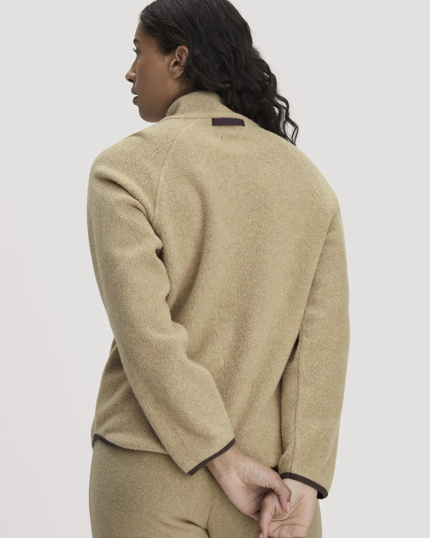 hessnatur Loungewear Fleece Jacke Relaxed ACTIVE LIGHT aus Bio-Baumwolle - beige - Größe XS – Ansicht 3