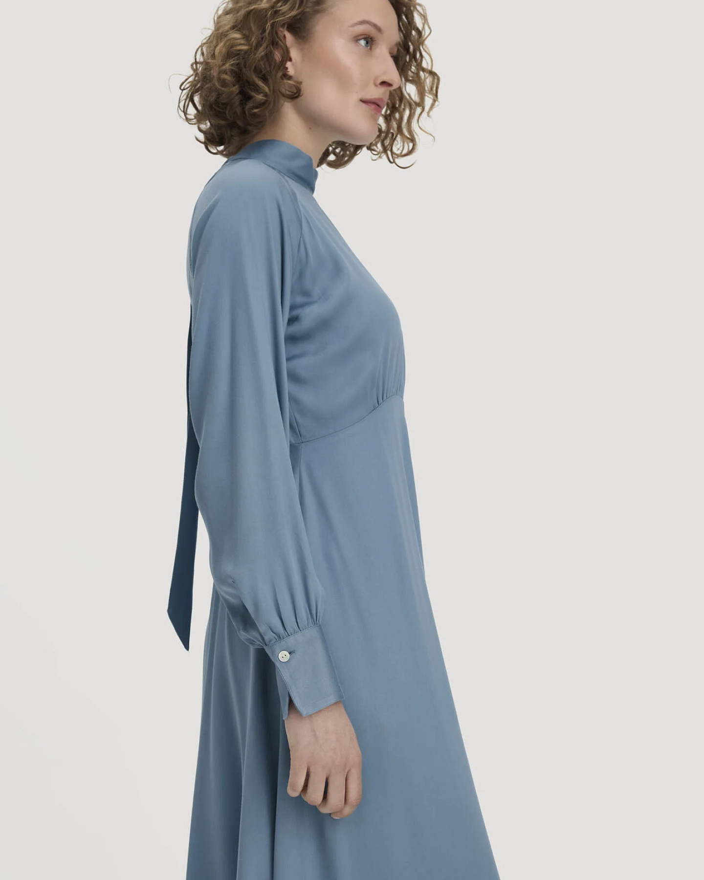 hessnatur Damen Kleid Midi tailliert aus LENZING™ ECOVERO™ Viskose - blau - Größe 34 – Ansicht 3
