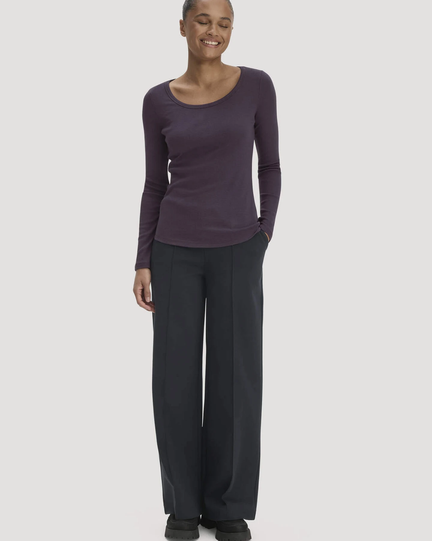 hessnatur Damen Softrib Longsleeve Fitted aus Bio-Baumwolle und TENCEL™ Modal - lila - Größe 46 – Ansicht 2