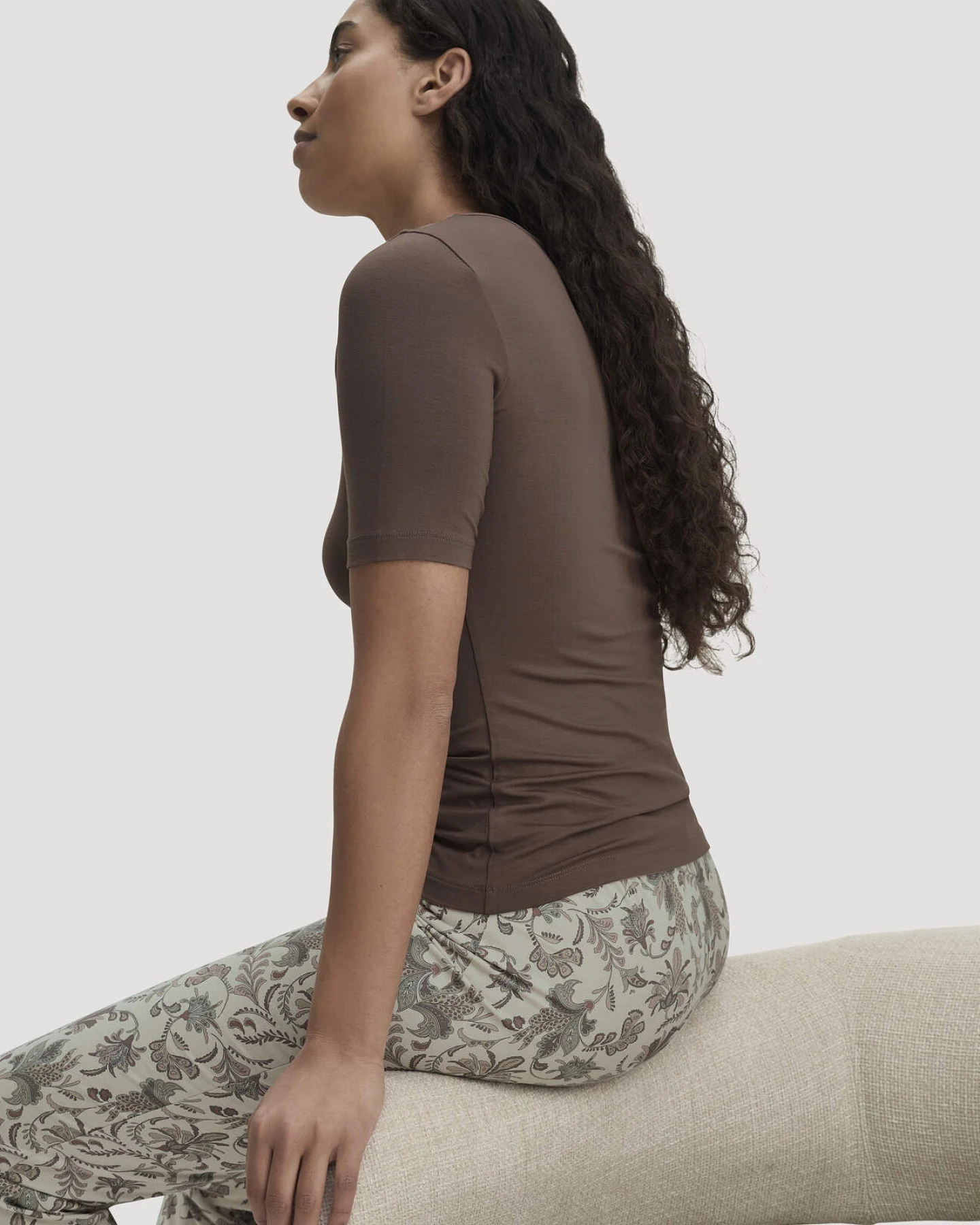 hessnatur Damen T-Shirt PURE FLOW aus TENCEL™ Modal - braun - Größe 34 – Ansicht 2