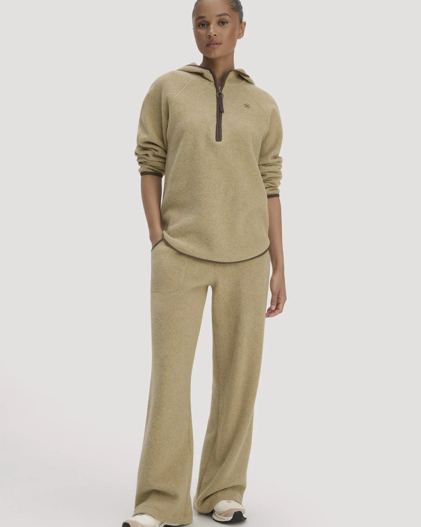 hessnatur Loungewear Fleece Hoodie Relaxed ACTIVE LIGHT aus Bio-Baumwolle - beige - Größe XS – Ansicht 2
