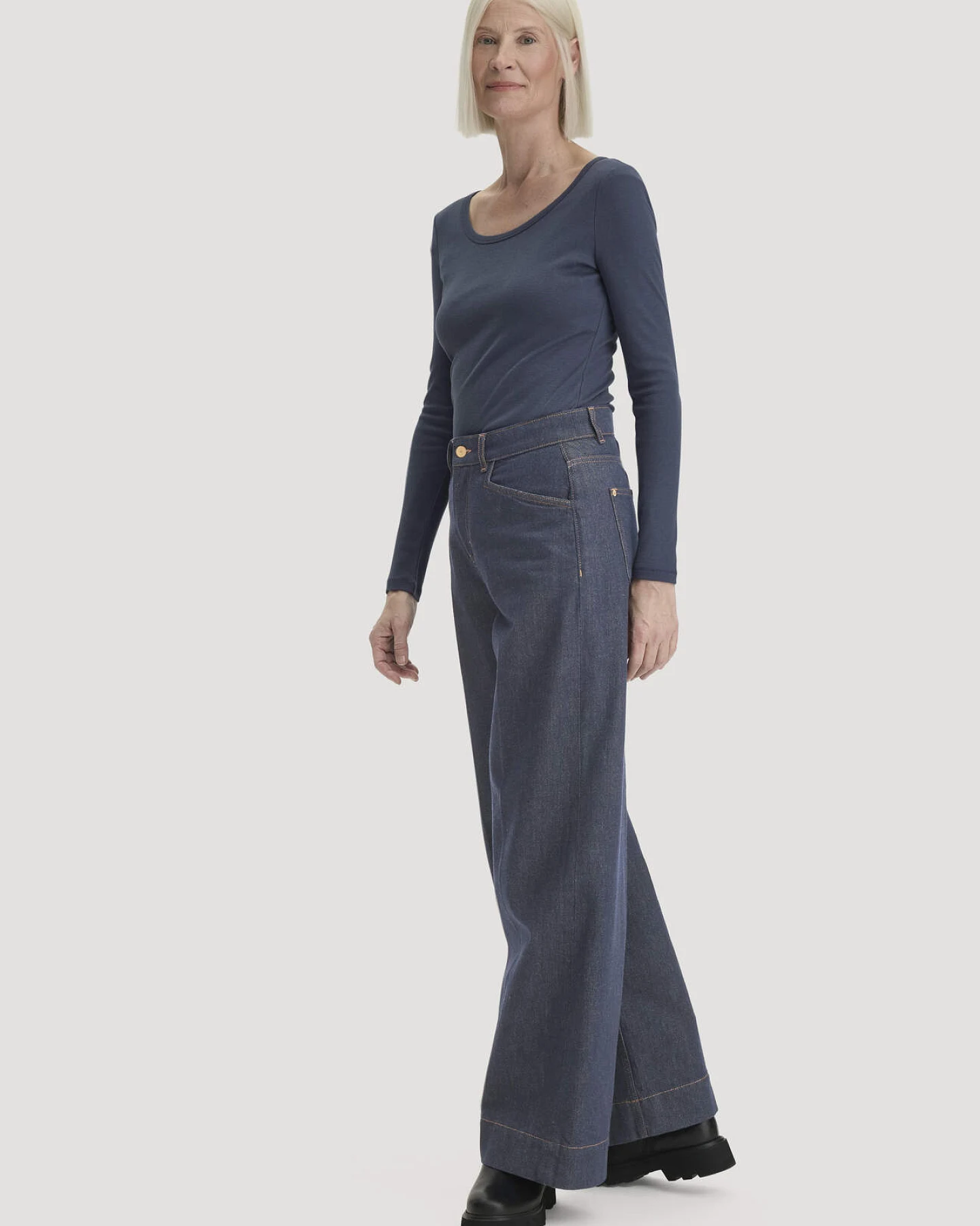 hessnatur Damen Softrib Longsleeve Fitted aus Bio-Baumwolle und TENCEL™ Modal - blau - Größe 44 – Ansicht 2
