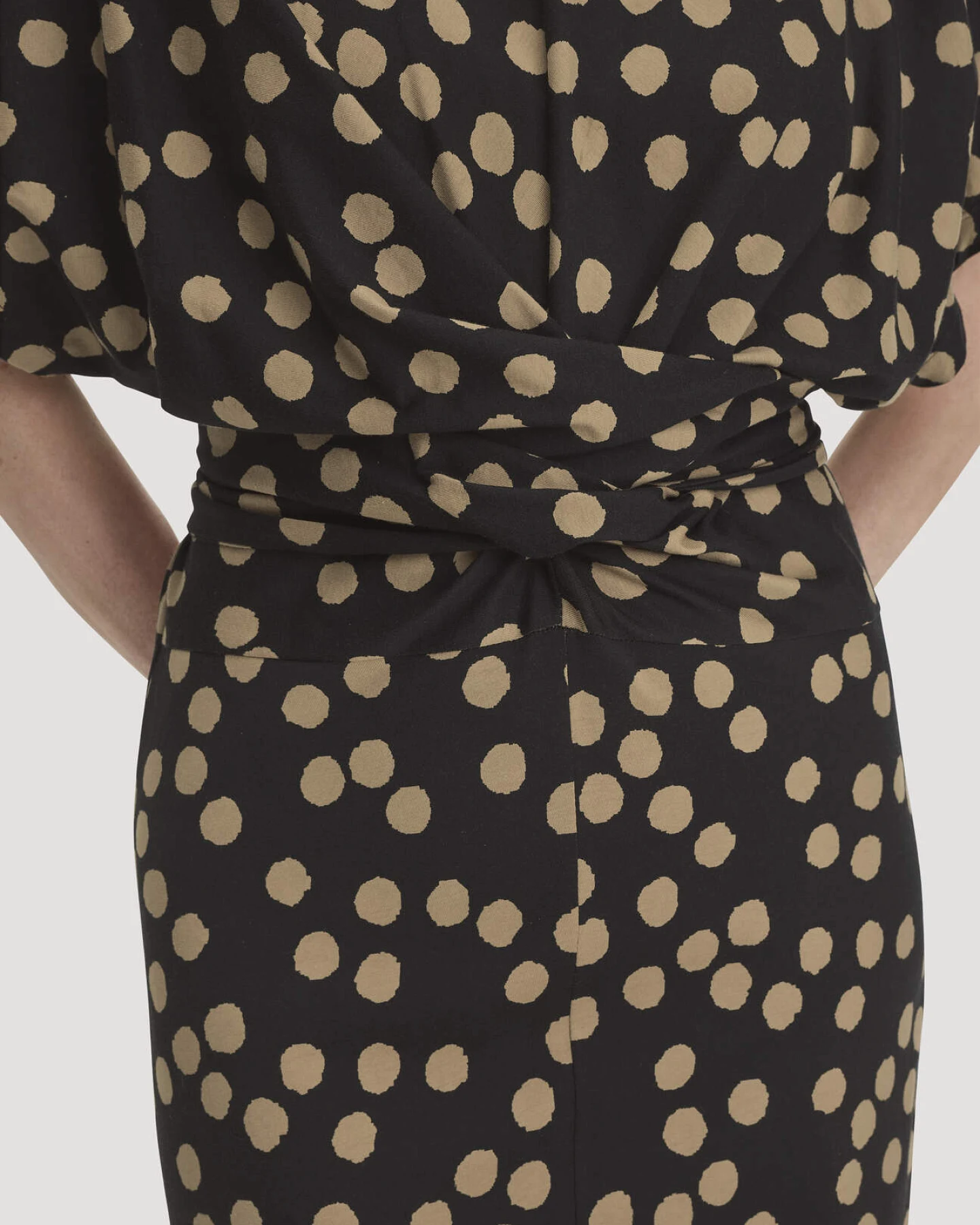 hessnatur Damen Jersey Kleid Midi Oversize aus Bio-Baumwolle - schwarz - Größe 42 – Ansicht 3