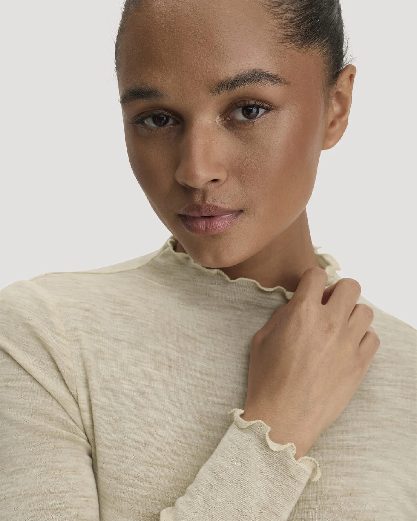 hessnatur Damen Mock-Neck Longsleeve Pointelle aus Bio-Merinowolle - beige - Größe 48 – Ansicht 4