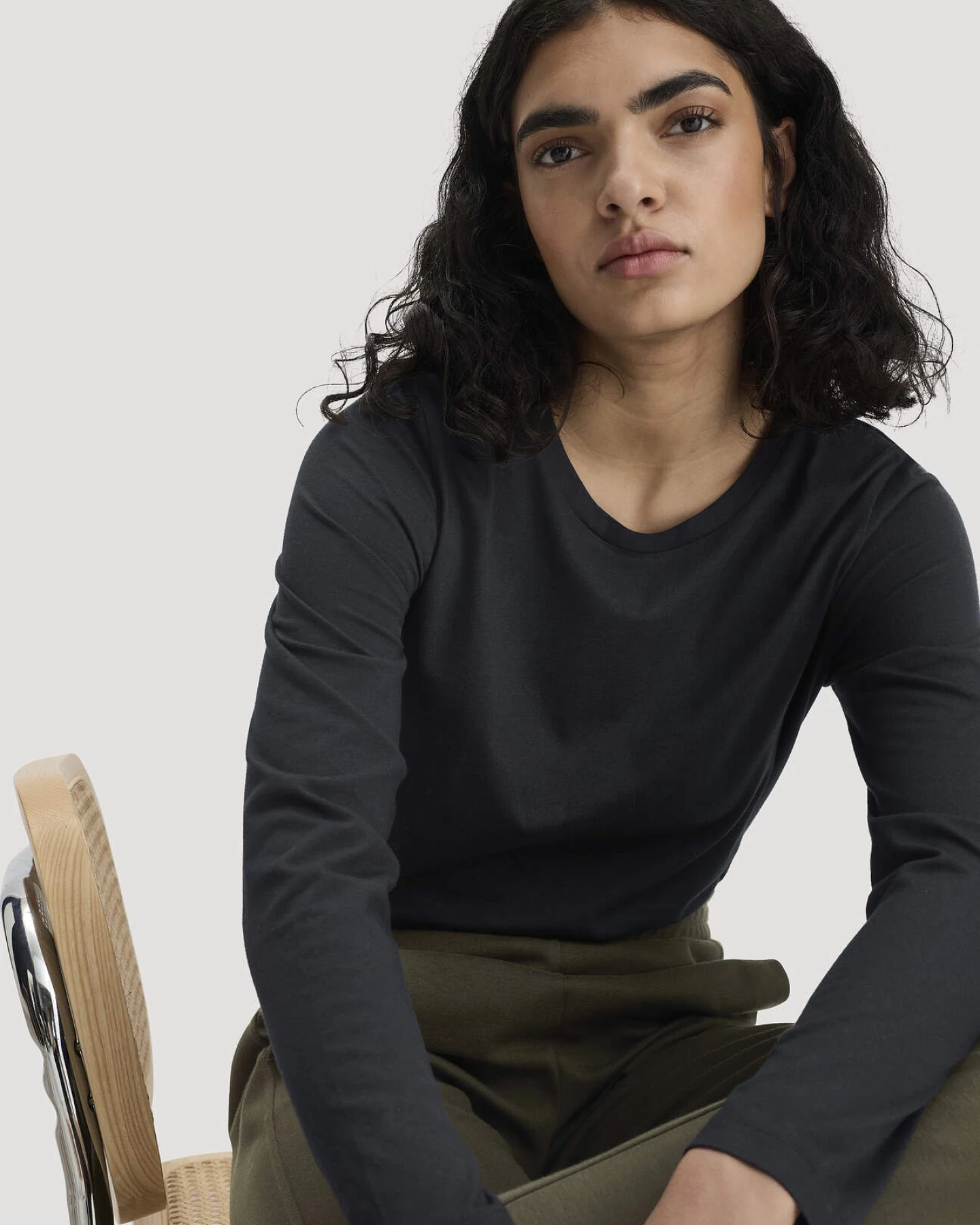 hessnatur Damen Longsleeve Relaxed aus Regenerative Organic Cotton (ROC) - schwarz - Größe 34 – Ansicht 4