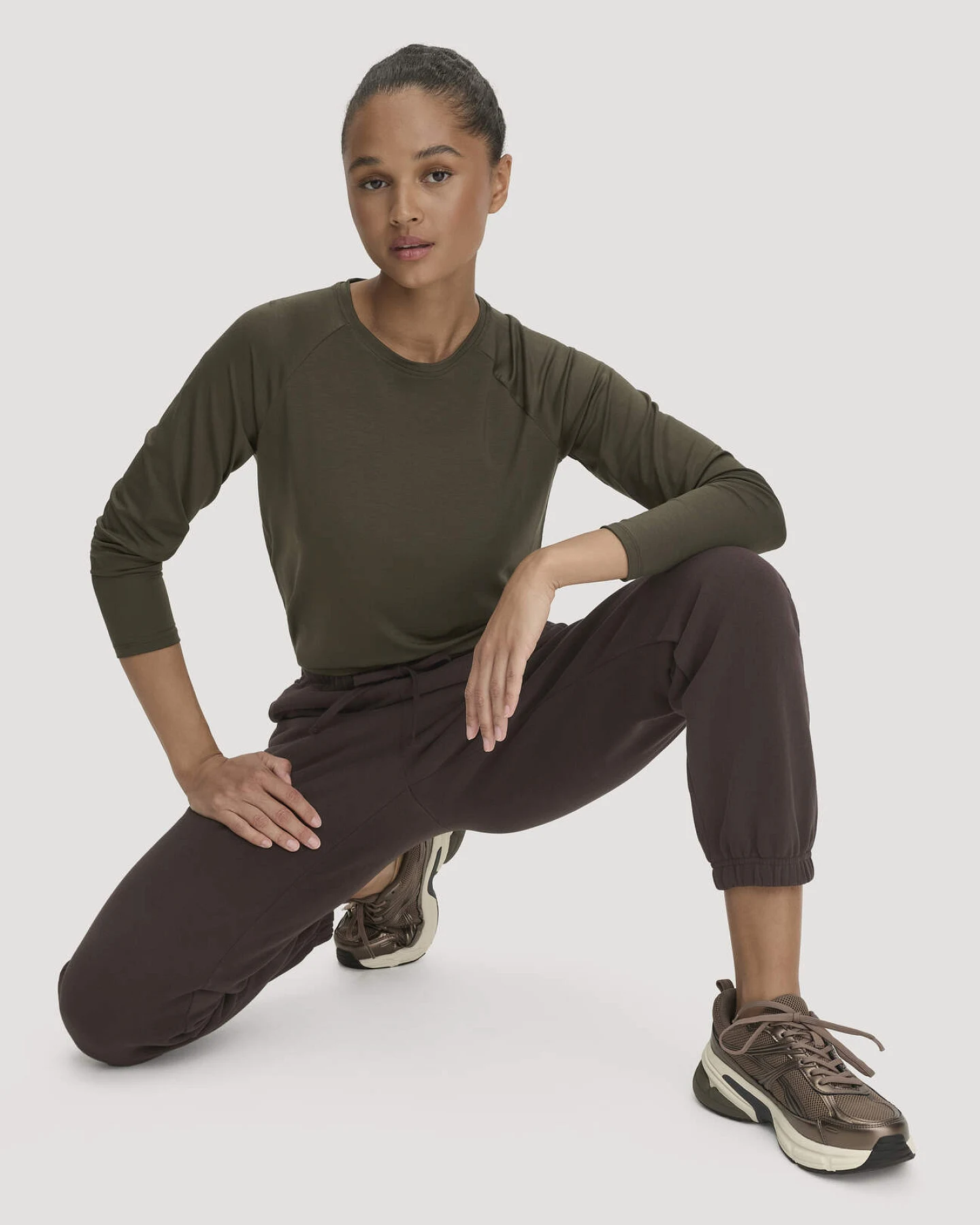 hessnatur Loungewear Sweathose Relaxed ACTIVE LIGHT aus Bio-Baumwolle mit recycelter Baumwolle - braun - Größe S – Ansicht 4