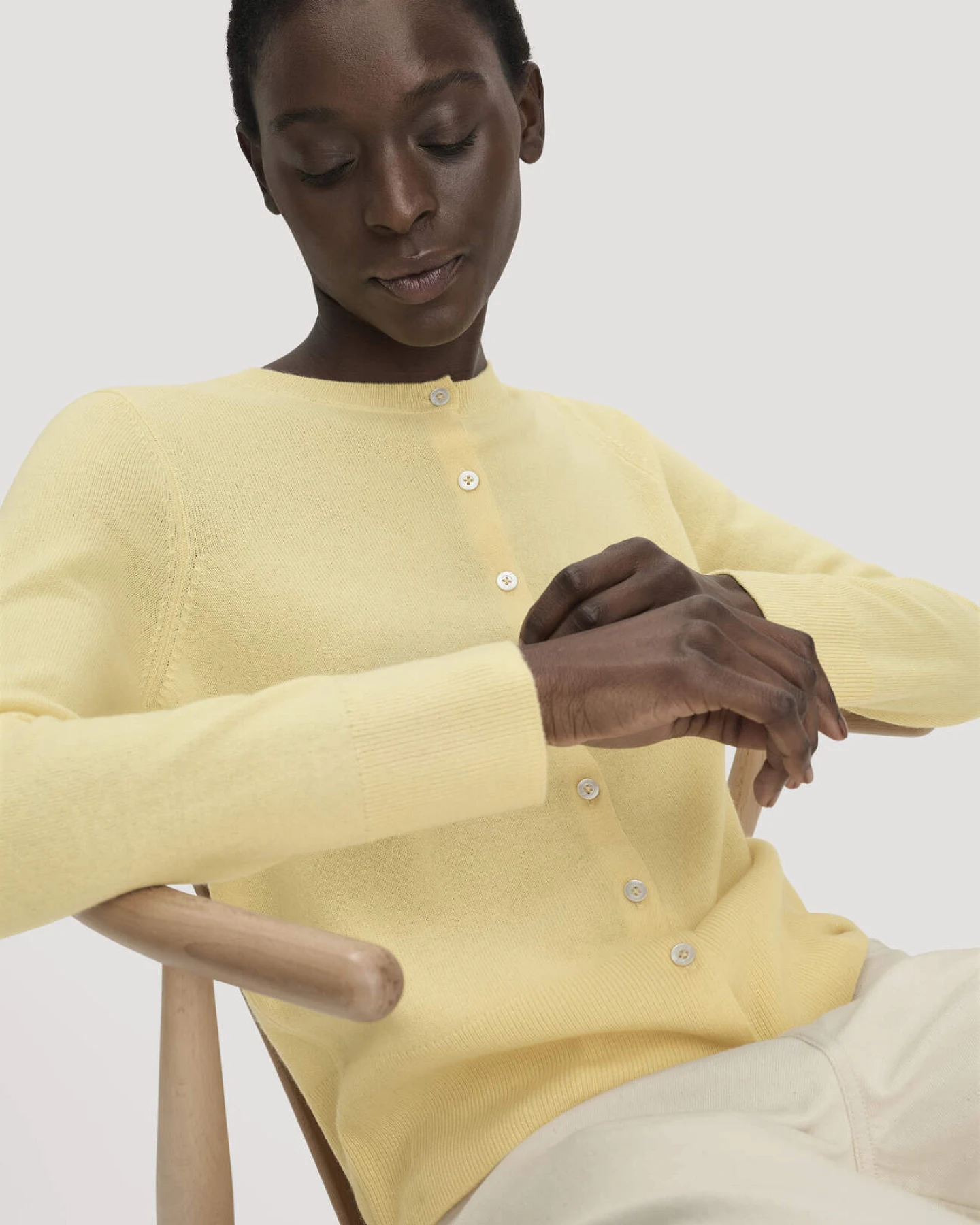 hessnatur Damen Strick Jacke Regular BETTER RECYCLING aus Cashmere - gelb - Größe M – Ansicht 4