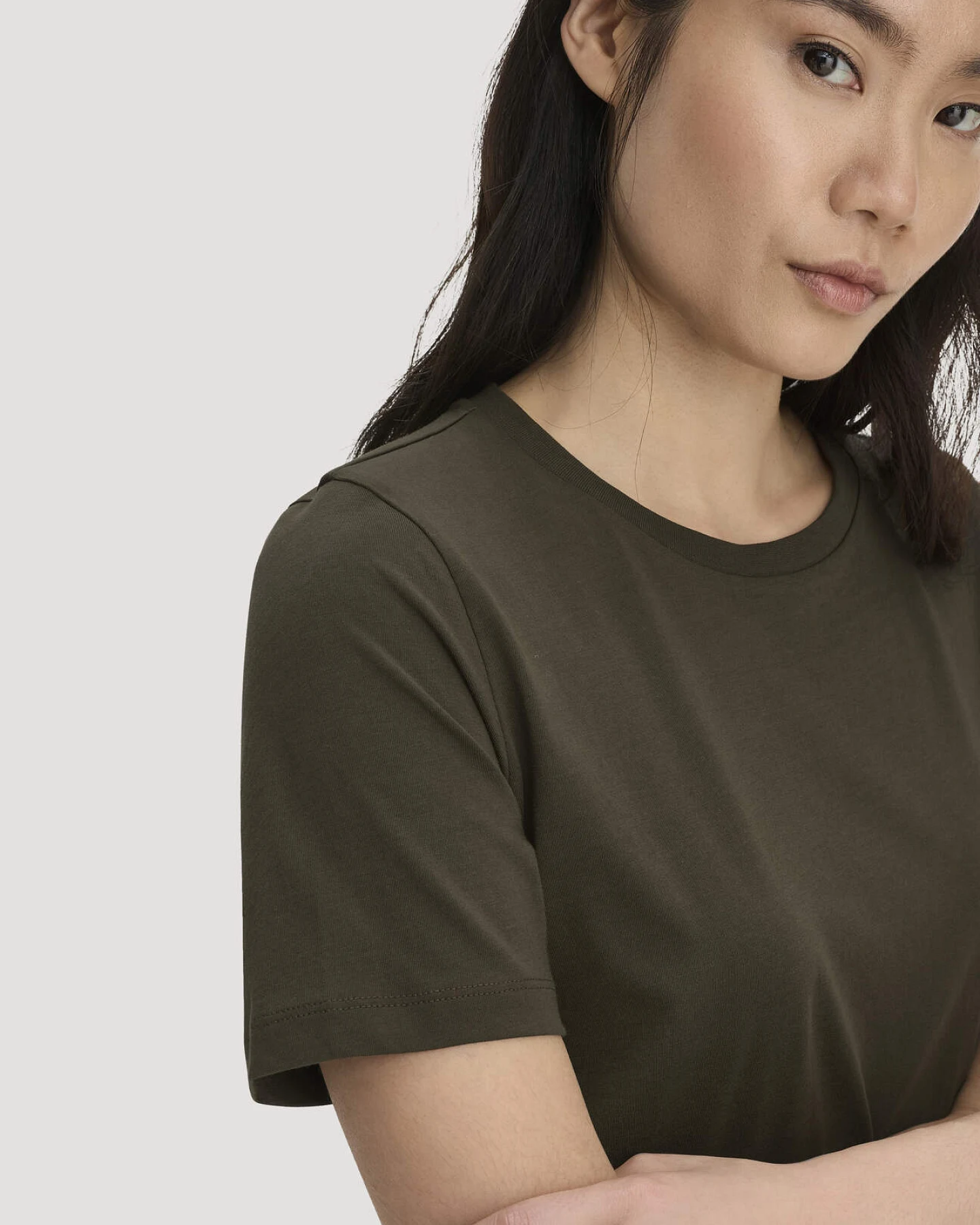 hessnatur Damen T-Shirt Regular aus Regenerative Organic Cotton (ROC) - grün - Größe 46 – Ansicht 4