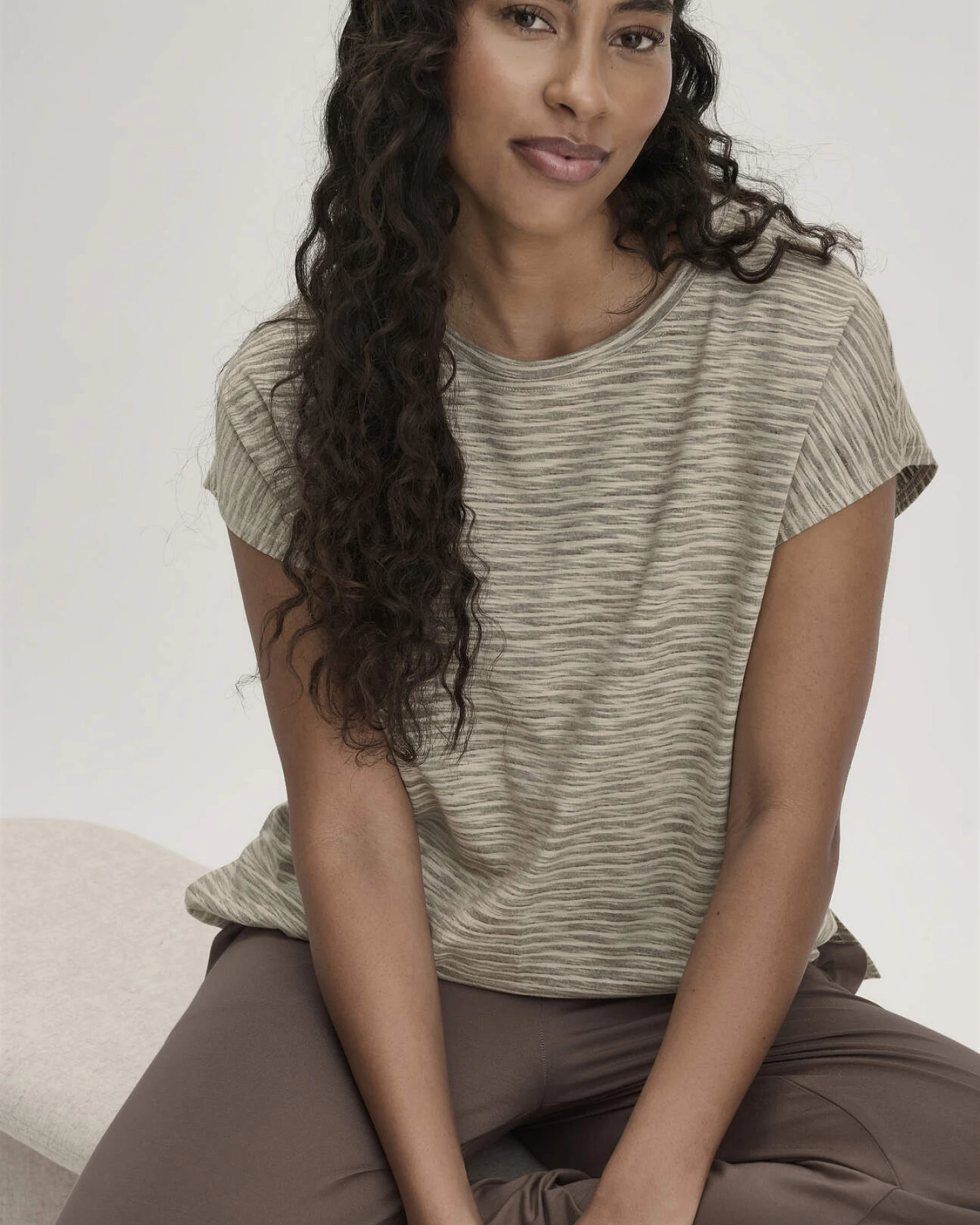 hessnatur Damen Schlafshirt PURE BALANCE Oversize aus Bio-Baumwolle und TENCEL™ Modal - braun - Größe 48 – Ansicht 2