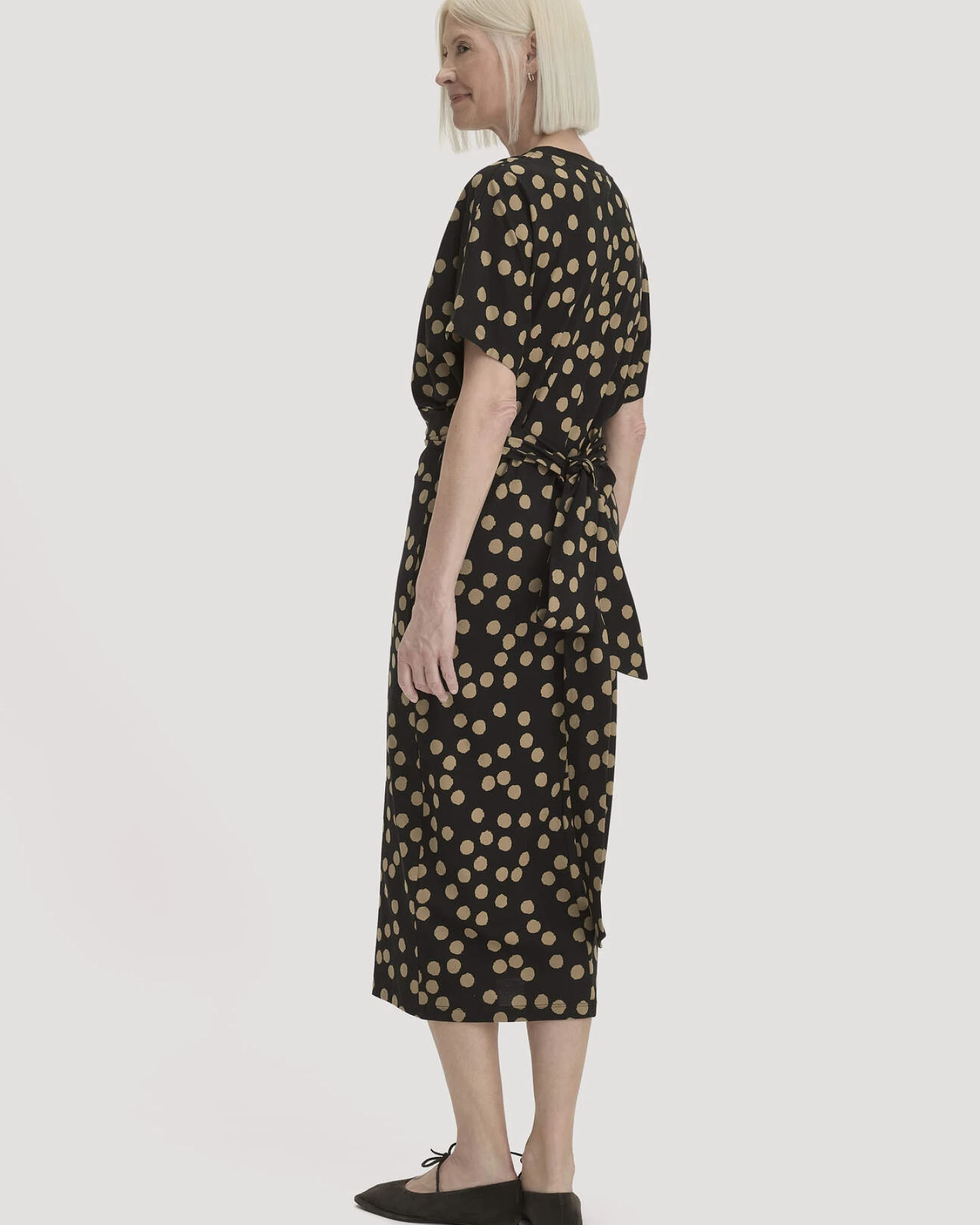 hessnatur Damen Jersey Kleid Midi Oversize aus Bio-Baumwolle - schwarz - Größe 34 – Ansicht 2