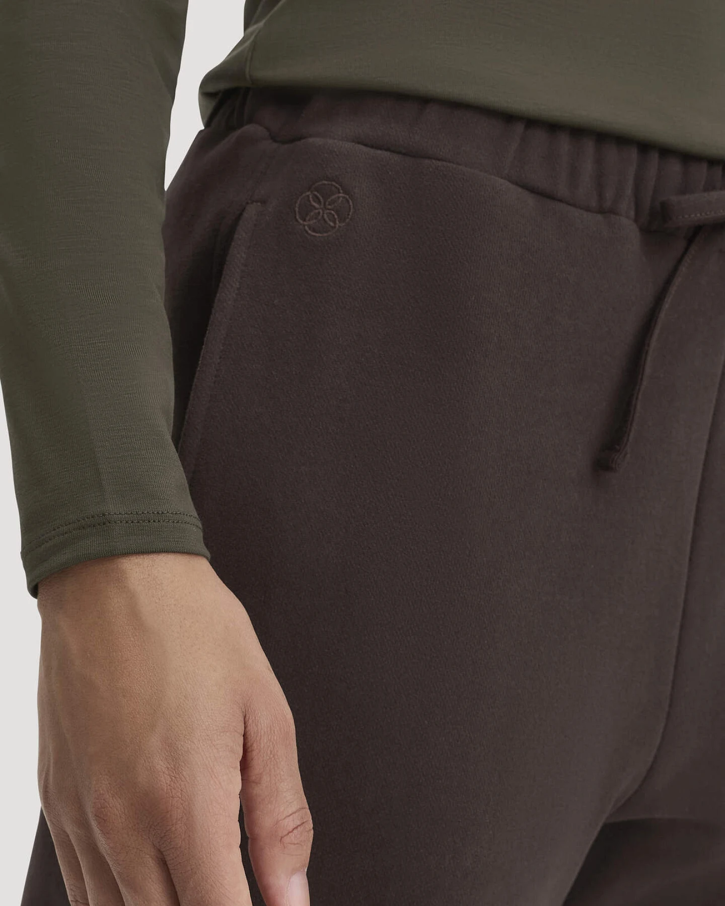 hessnatur Loungewear Sweathose Relaxed ACTIVE LIGHT aus Bio-Baumwolle mit recycelter Baumwolle - braun - Größe XS – Ansicht 3