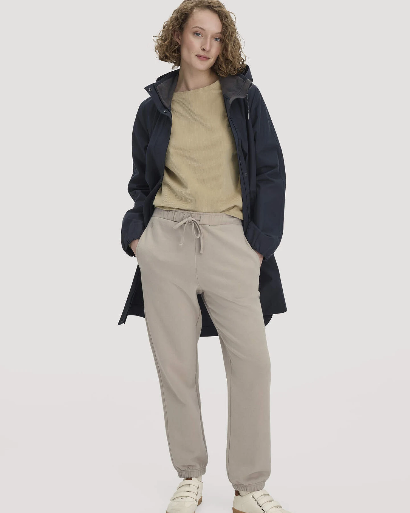 hessnatur Loungewear Sweathose Relaxed ACTIVE LIGHT aus Bio-Baumwolle mit recycelter Baumwolle - beige - Größe XS – Ansicht 4