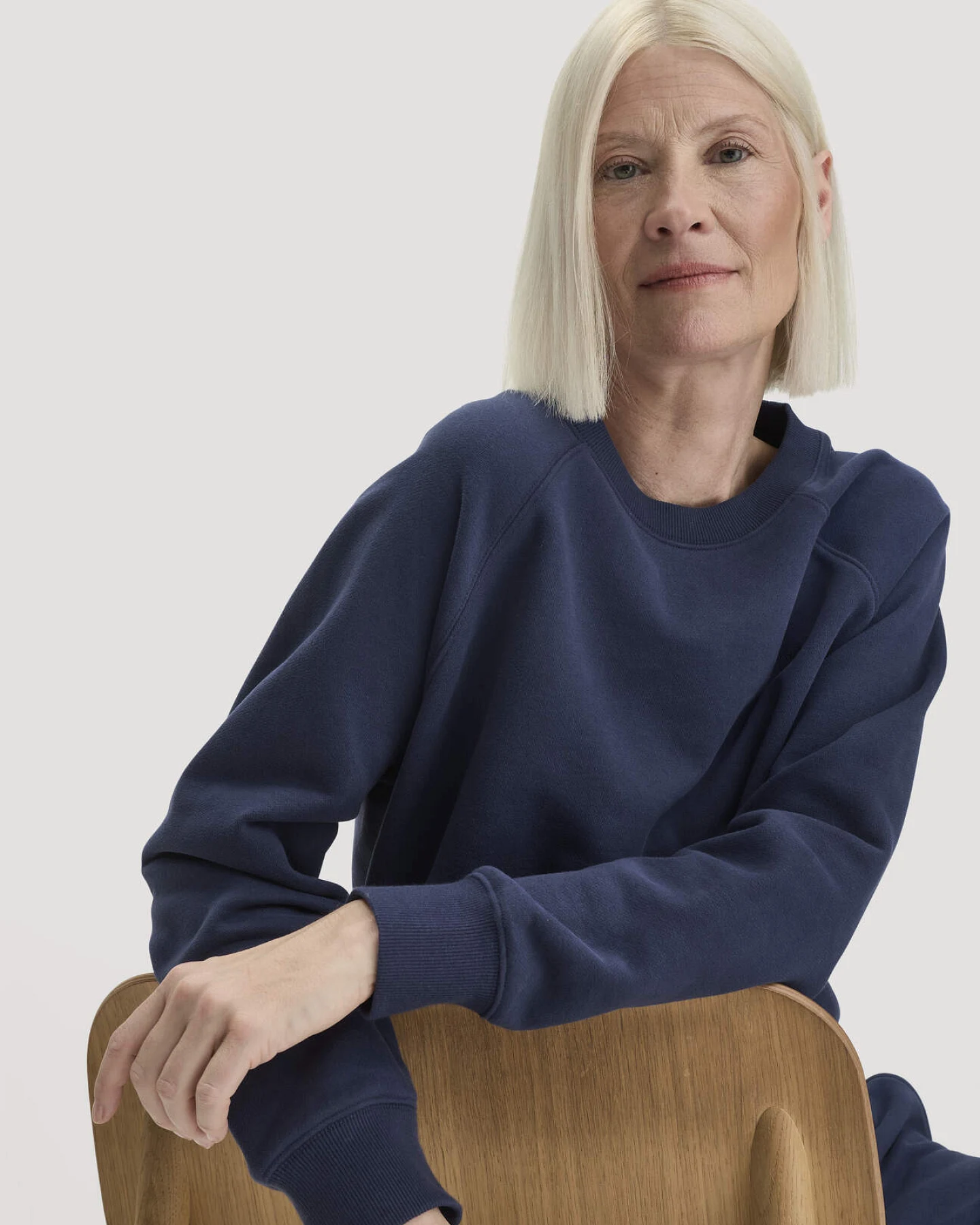 hessnatur Loungewear Sweatshirt Relaxed aus Bio-Baumwolle mit recycelter Baumwolle - blau - Größe XS – Ansicht 4