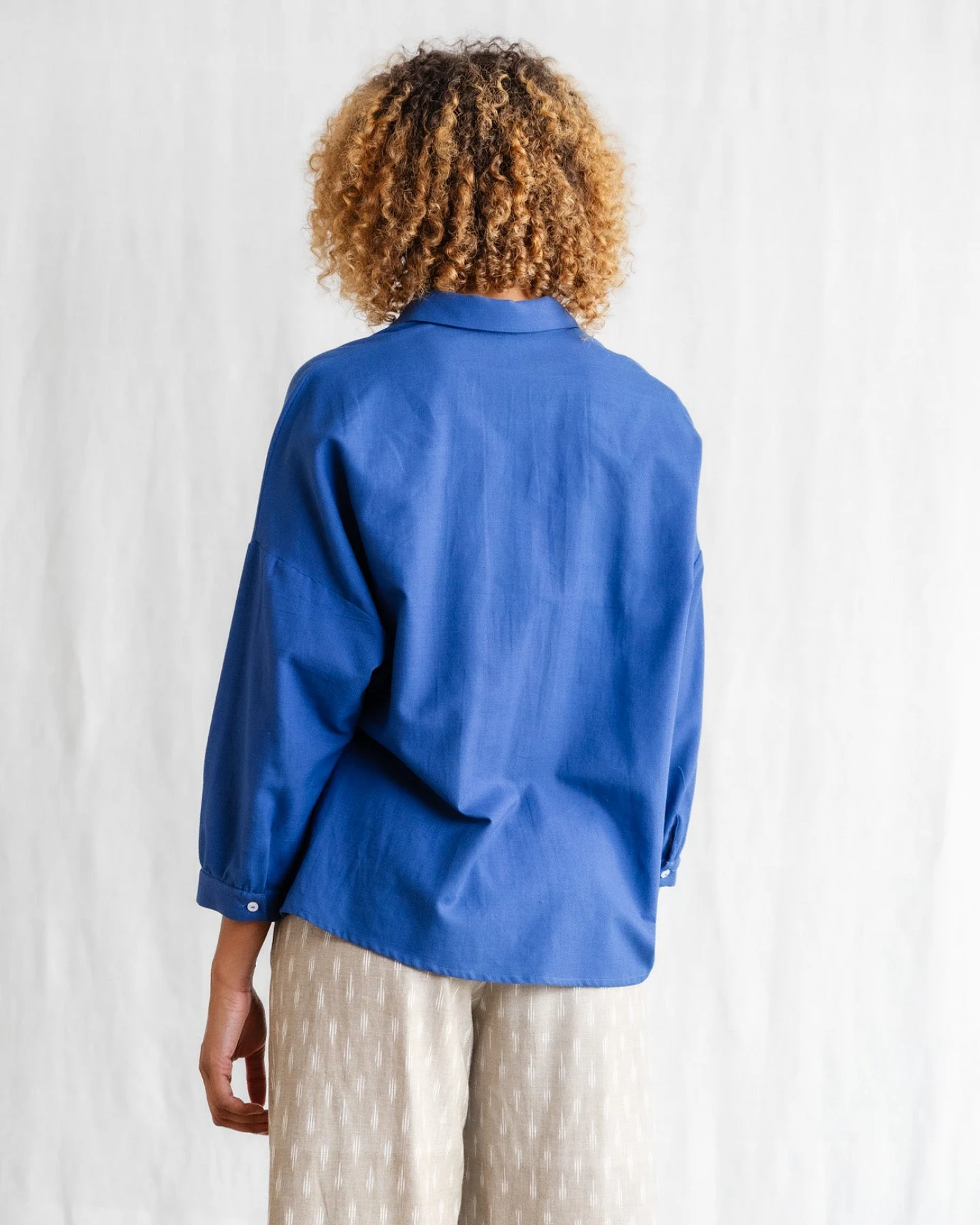 Jyoti - Fair Works Damen vegan Bluse Mayank Kobaltblau – Ansicht 2