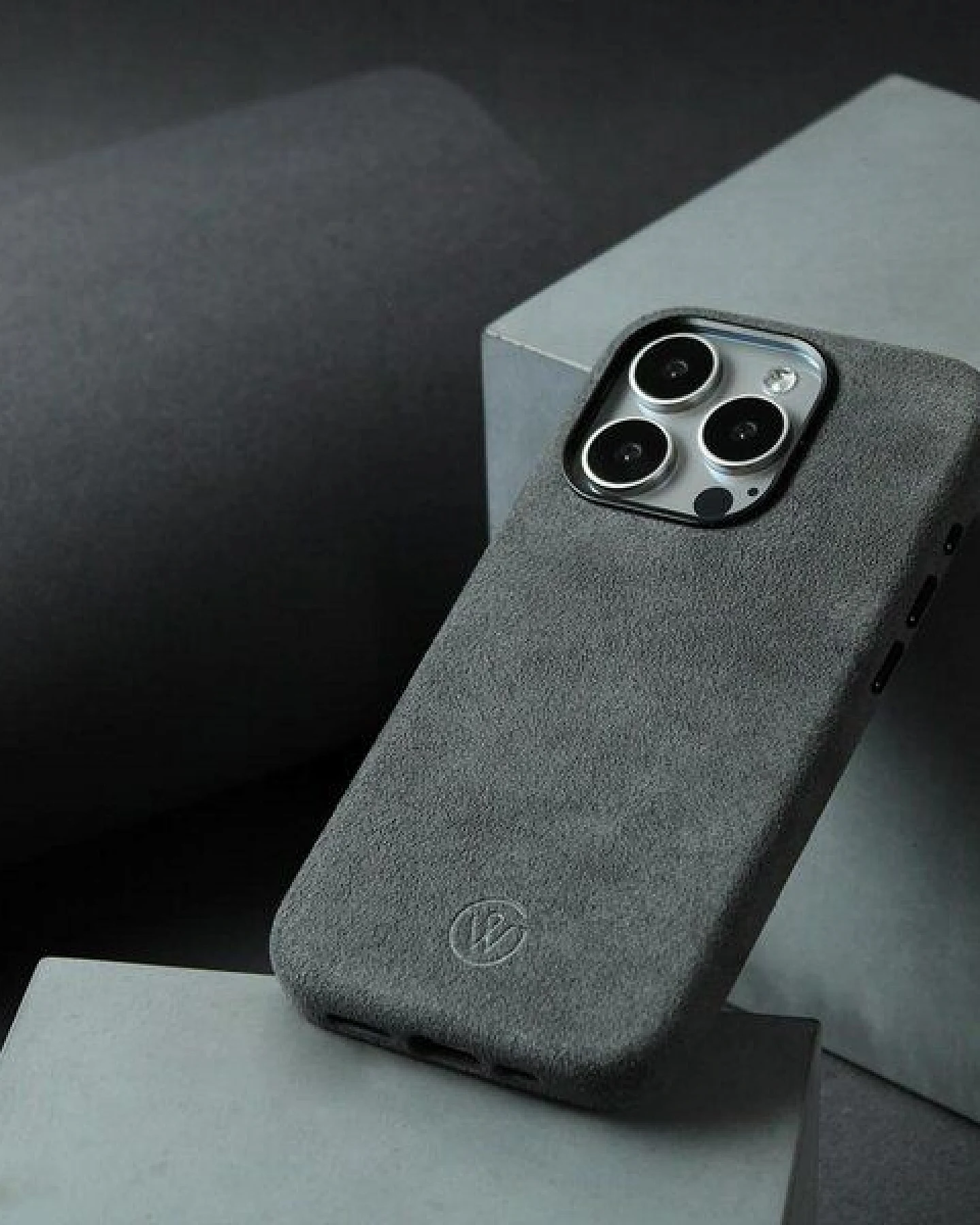 GOOD WILHELM iPhone Pro Hülle JOSEPH aus italienischem Alcantara (vegan) – Ansicht 2
