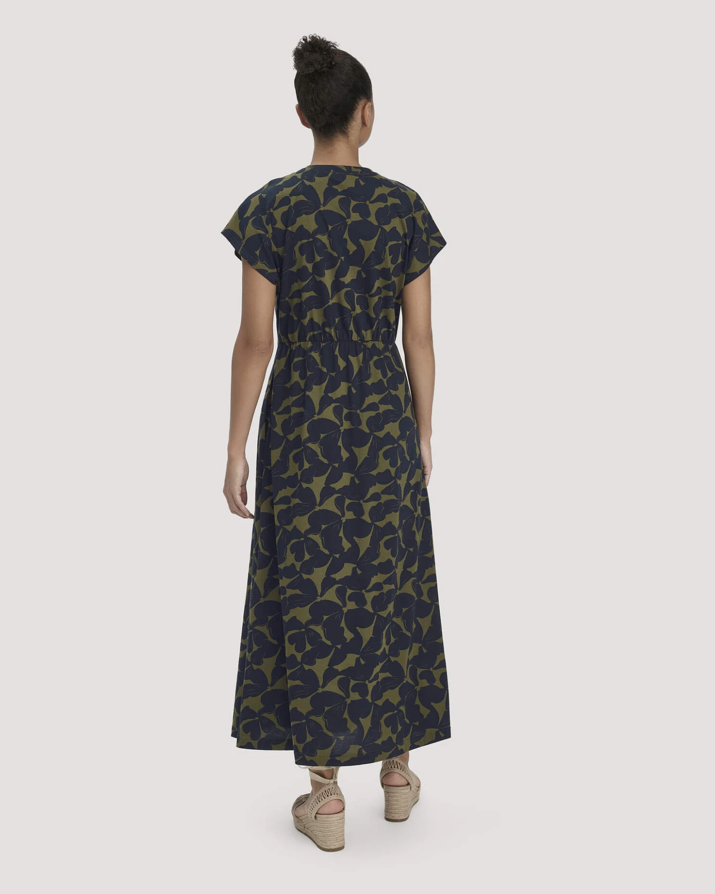 hessnatur Damen Print Jersey Kleid Knöchellang Relaxed aus Bio-Baumwolle - grün - Größe 34 – Ansicht 2