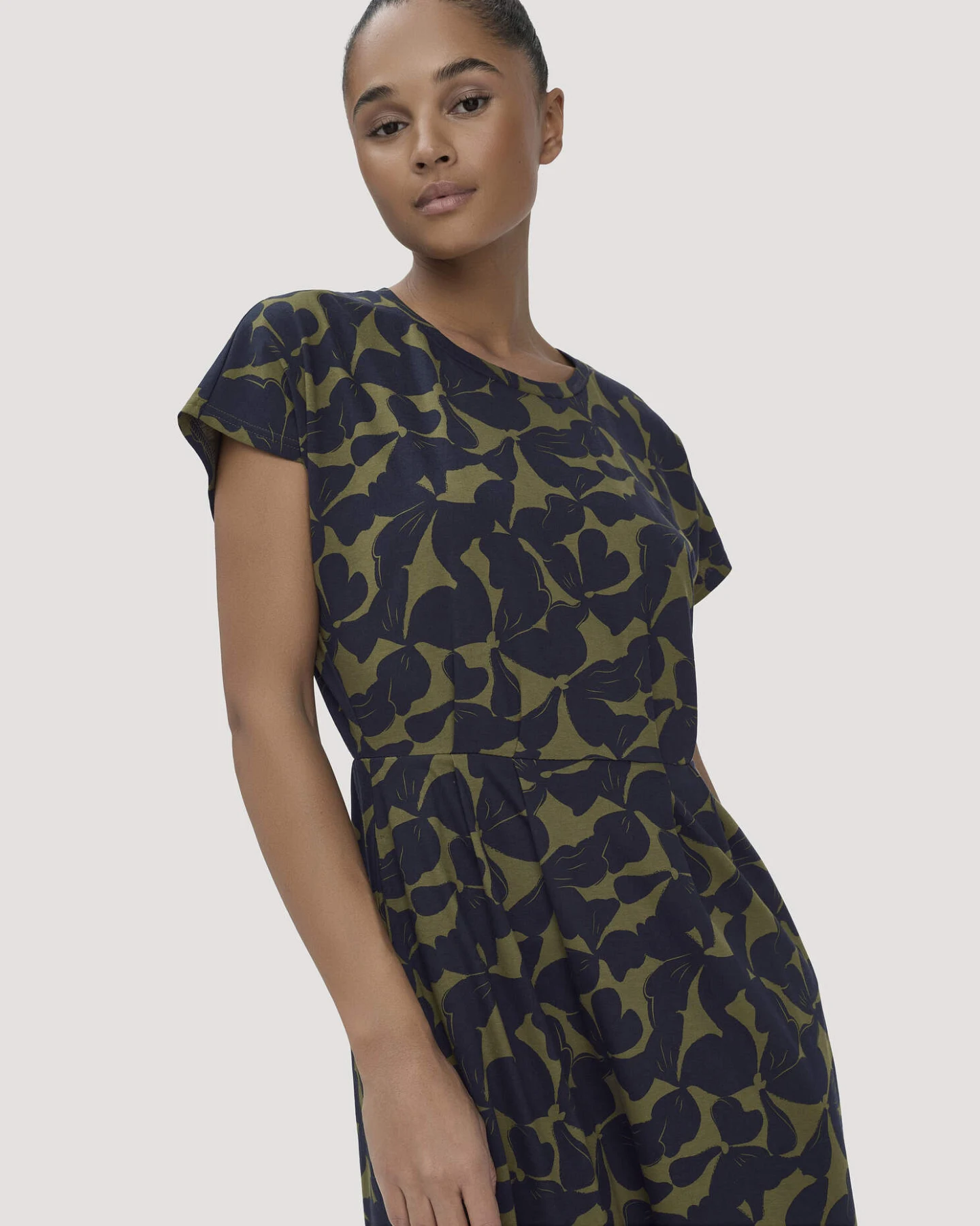 hessnatur Damen Print Jersey Kleid Knöchellang Relaxed aus Bio-Baumwolle - grün - Größe 34 – Ansicht 3