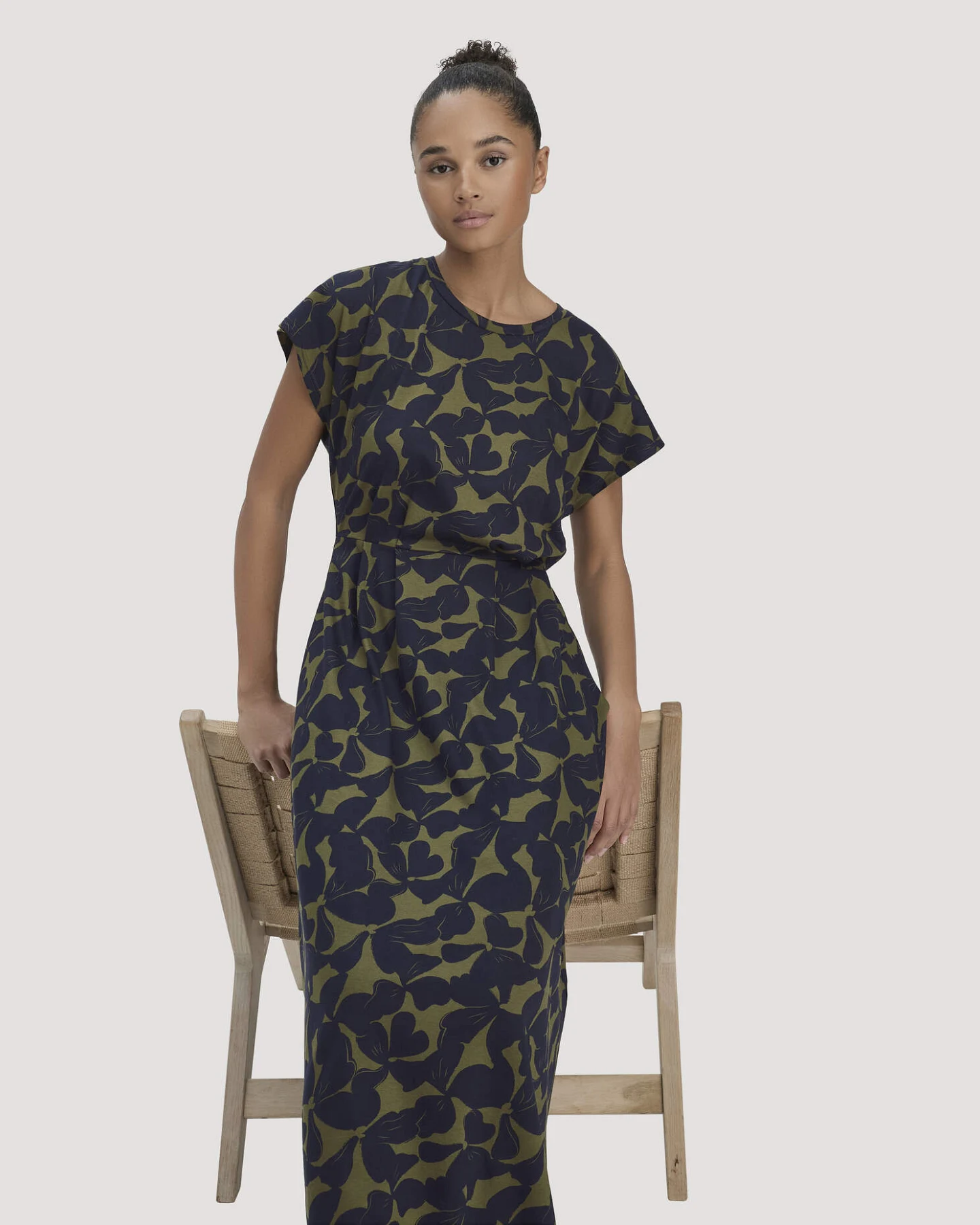 hessnatur Damen Print Jersey Kleid Knöchellang Relaxed aus Bio-Baumwolle - grün - Größe 34 – Ansicht 4