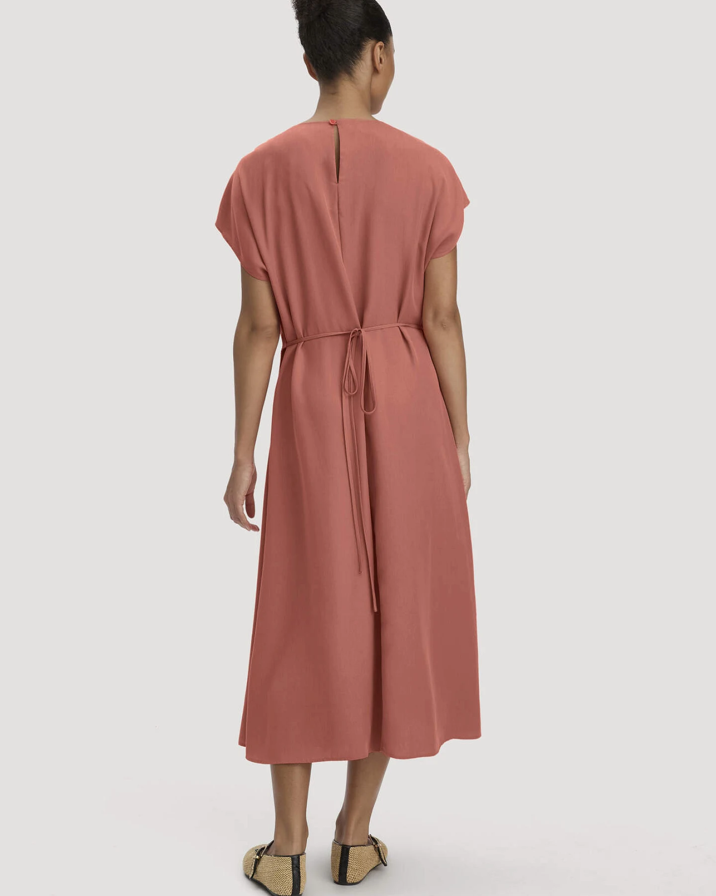 hessnatur Damen Gewebe Kleid mit Wickeloptik Midi aus TENCEL™ Lyocell - orange - Größe 46 – Ansicht 2