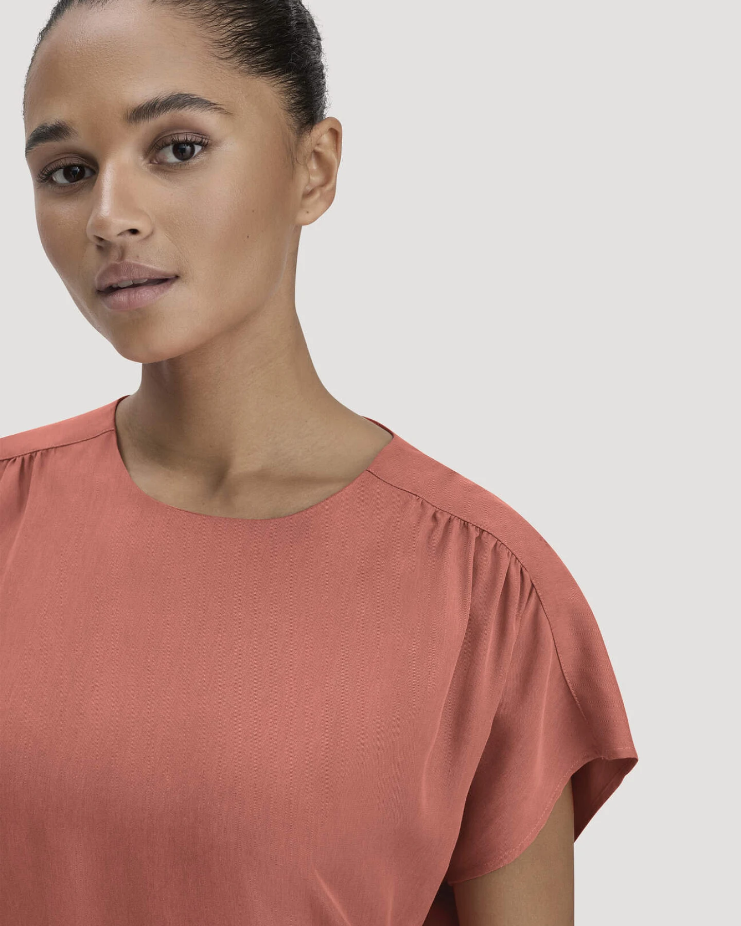 hessnatur Damen Gewebe Kleid mit Wickeloptik Midi aus TENCEL™ Lyocell - orange - Größe 46 – Ansicht 3