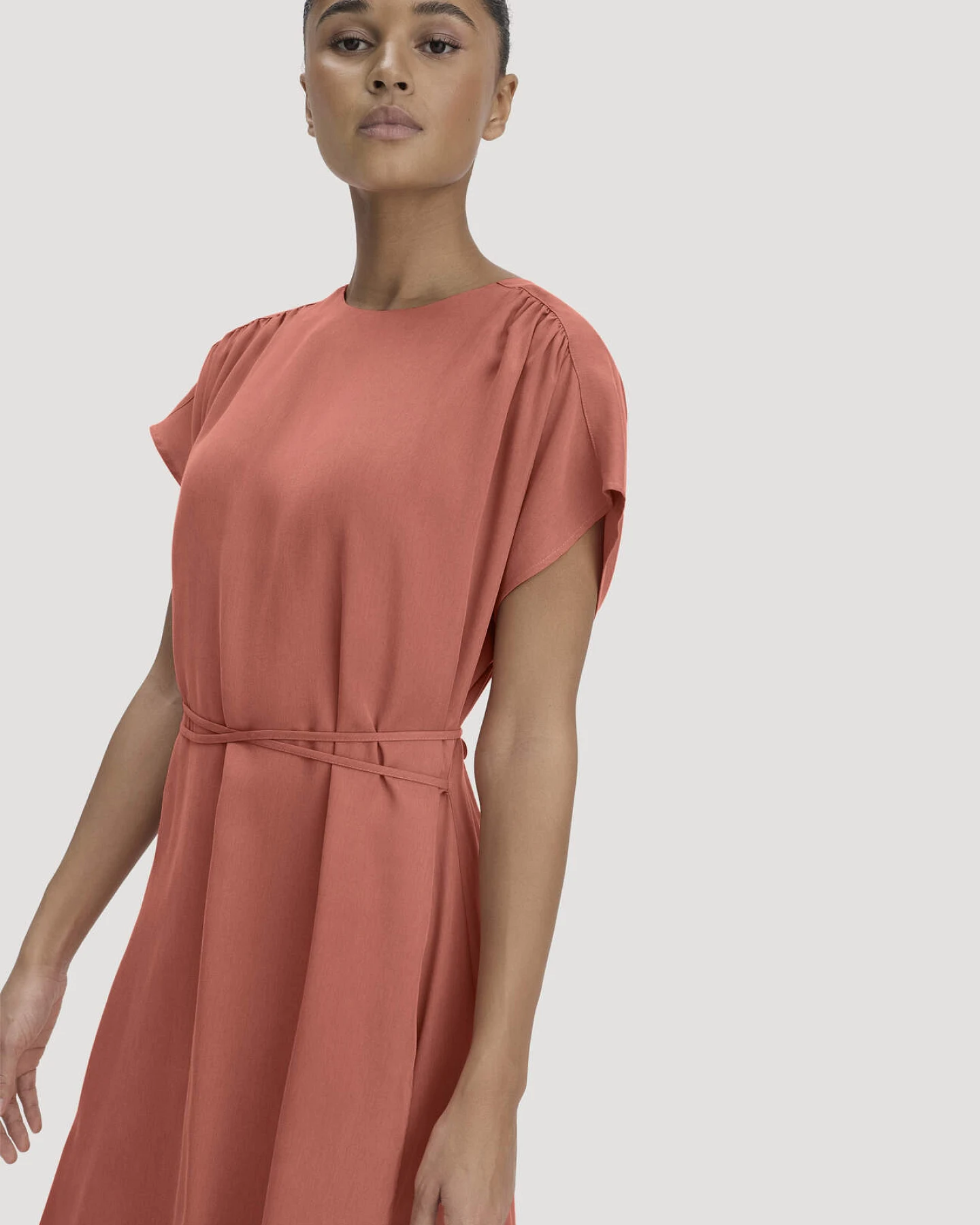 hessnatur Damen Gewebe Kleid mit Wickeloptik Midi aus TENCEL™ Lyocell - orange - Größe 46 – Ansicht 4
