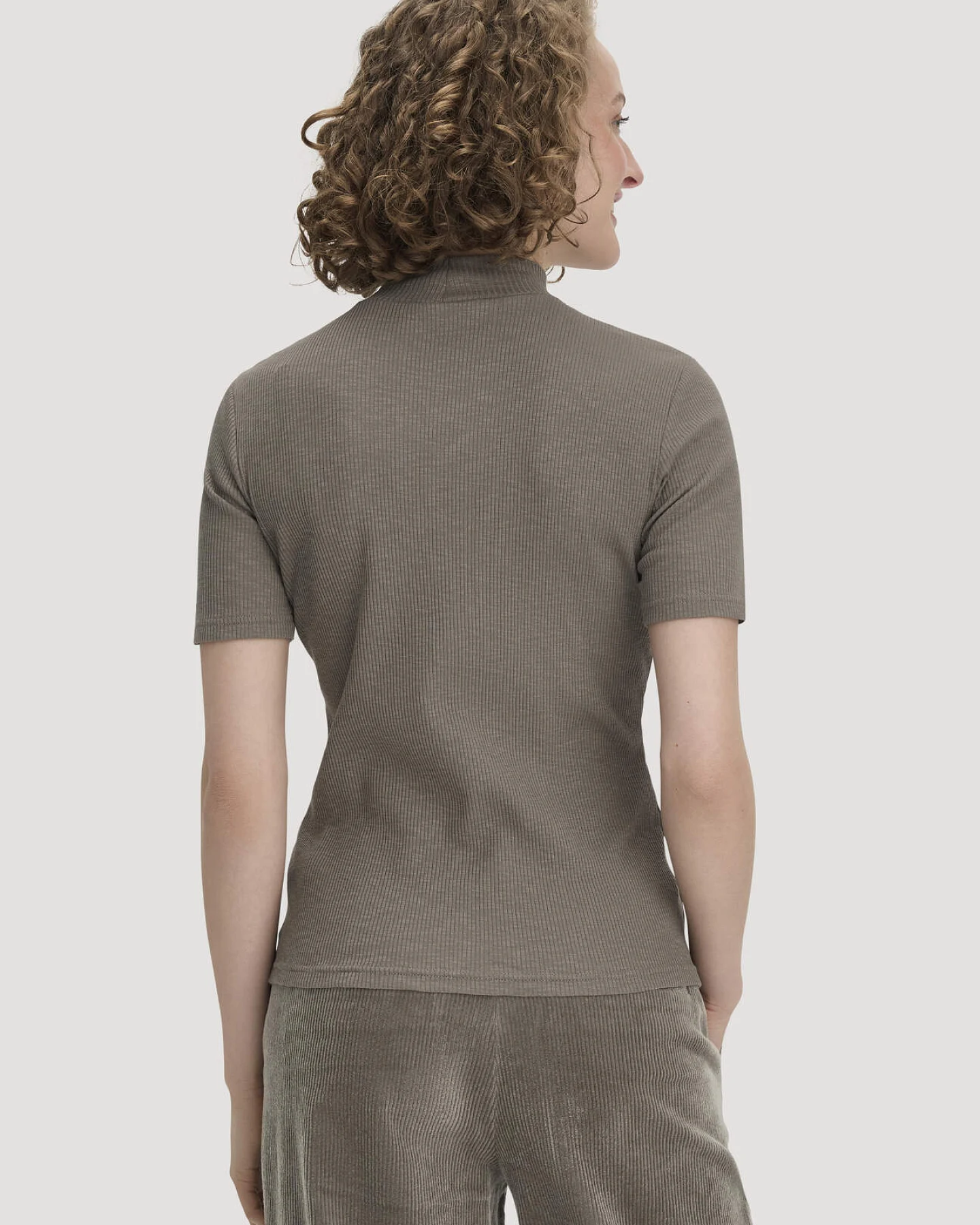 hessnatur Damen Mock-Neck Shirt Slim aus Bio-Baumwolle - grün - Größe 34 – Ansicht 3