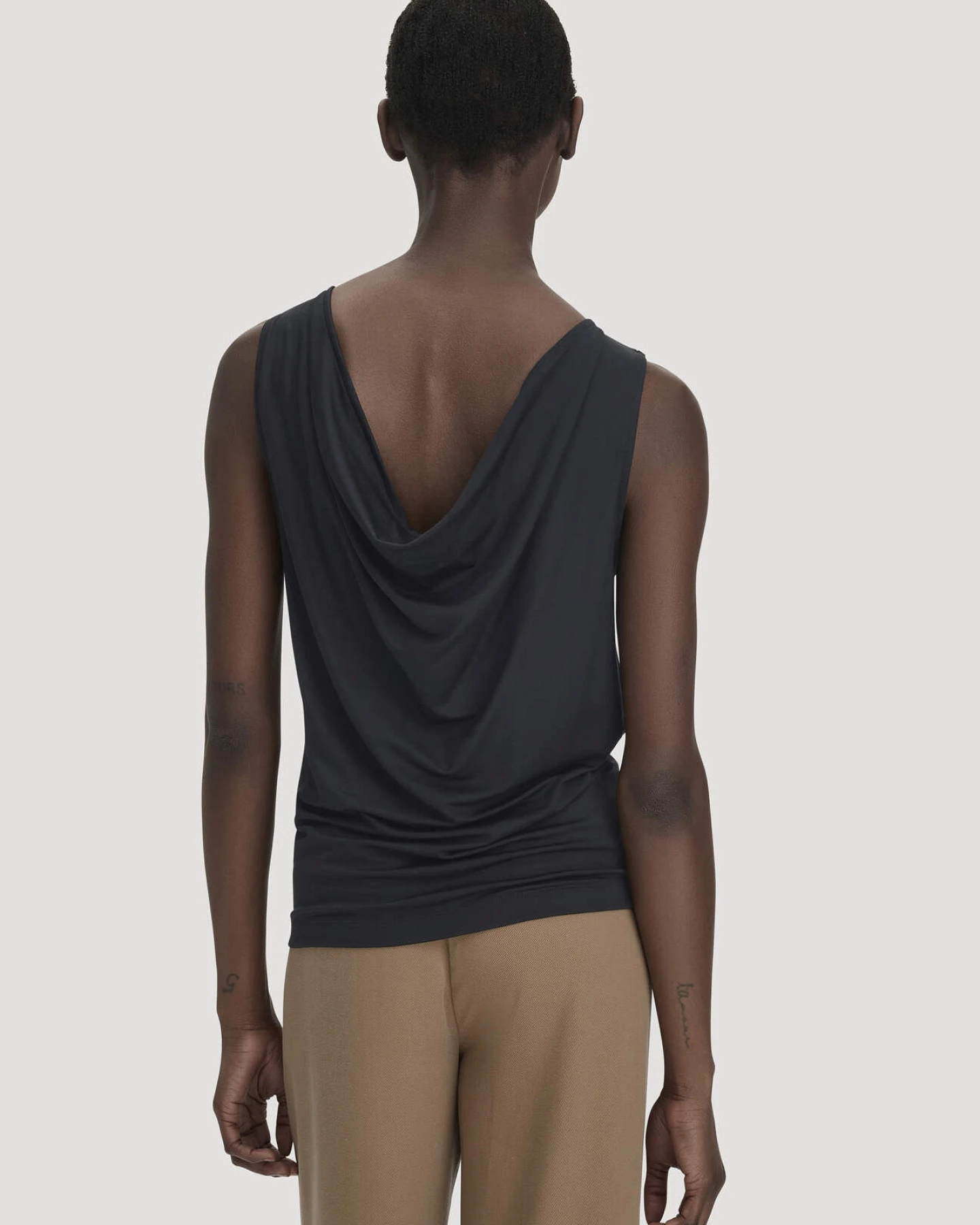 hessnatur Damen Jersey Top Relaxed aus TENCEL™ Lyocell - schwarz - Größe 42 – Ansicht 3