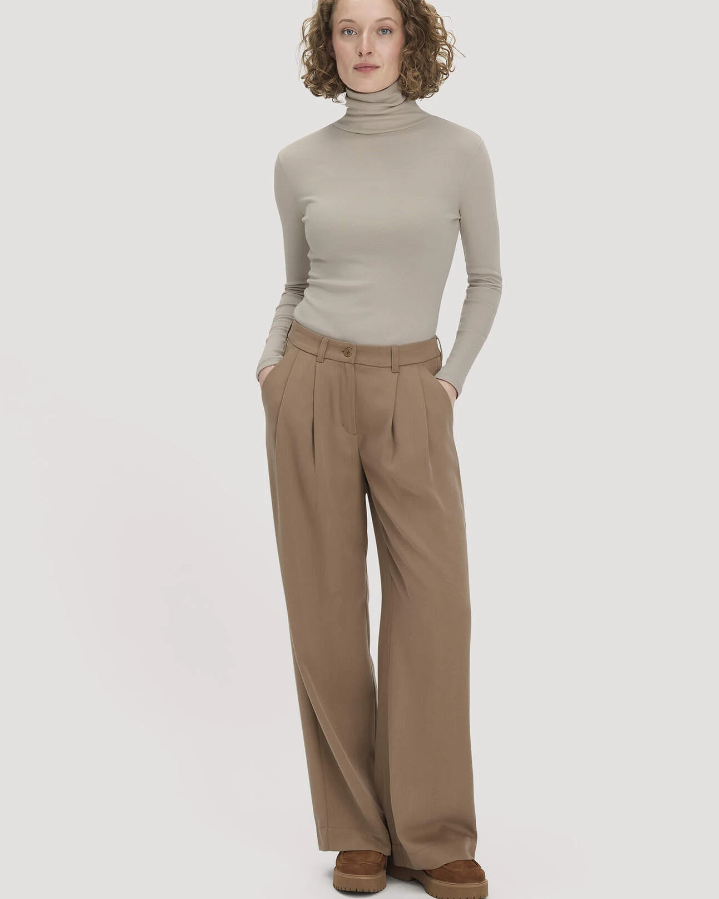 hessnatur Damen Softrib Longsleeve Fitted aus Bio-Baumwolle und TENCEL™ Modal - beige - Größe 38 – Ansicht 2