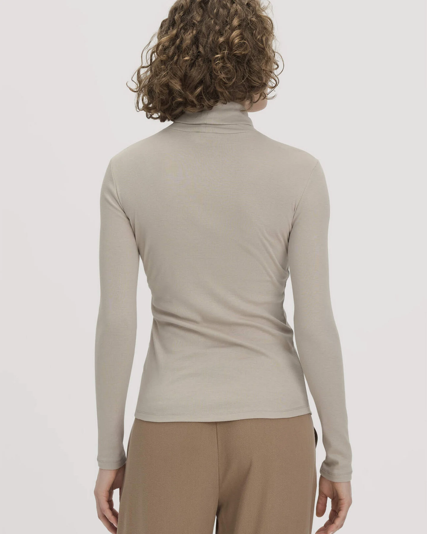 hessnatur Damen Softrib Longsleeve Fitted aus Bio-Baumwolle und TENCEL™ Modal - beige - Größe 36 – Ansicht 3