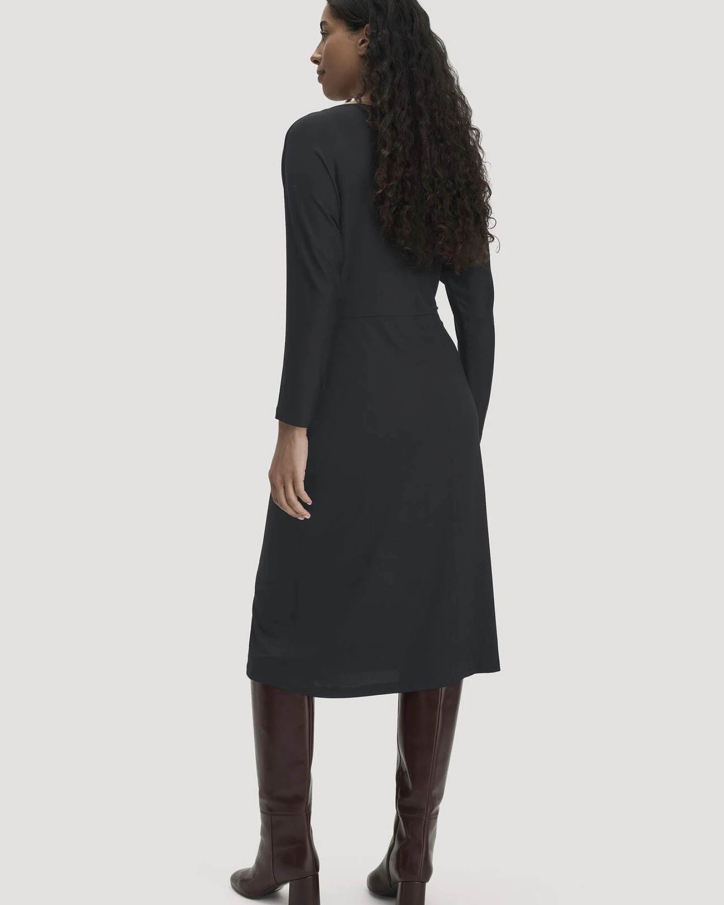 hessnatur Damen Kleid Regular aus TENCEL™ Lyocell - schwarz - Größe 46 – Ansicht 2