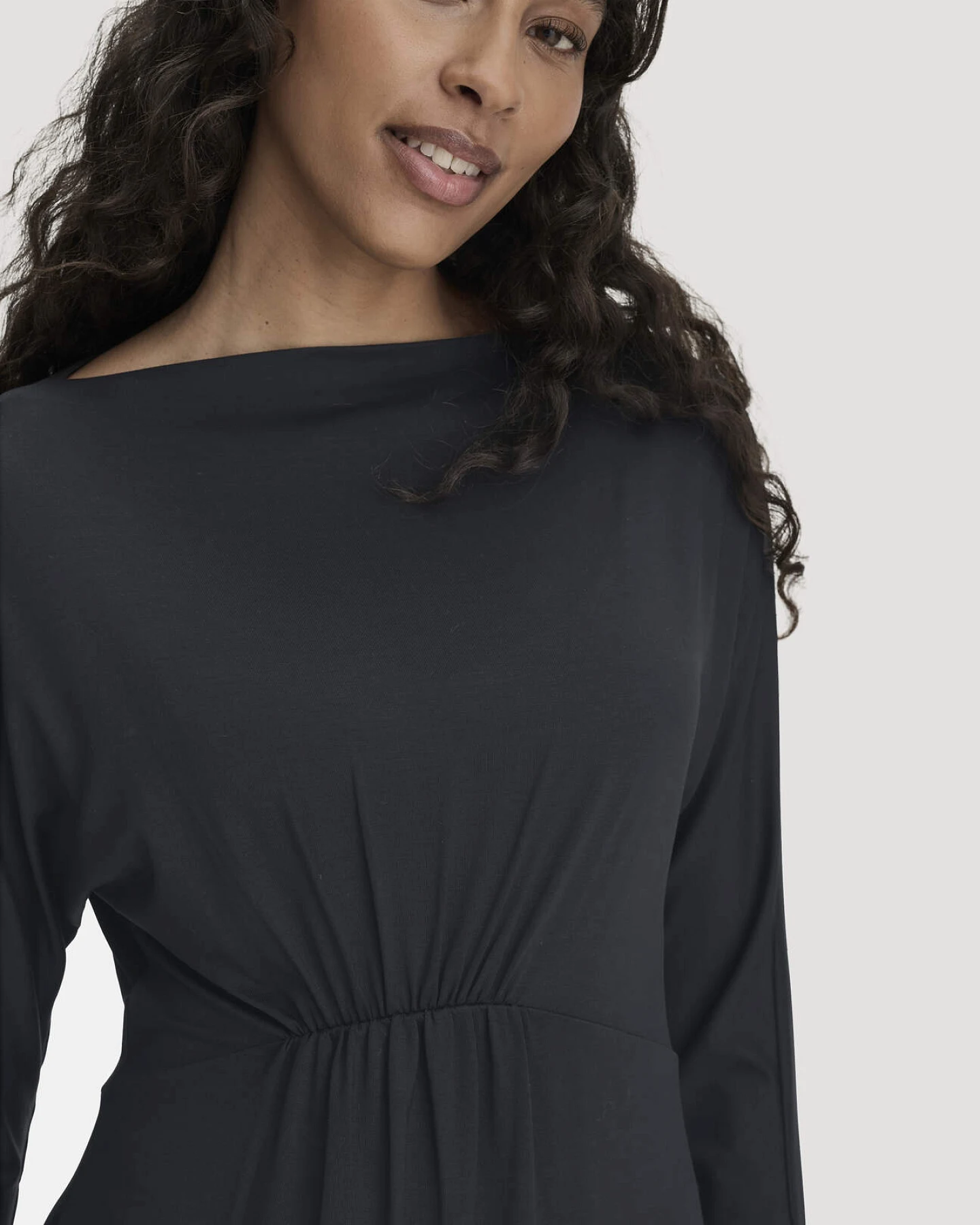 hessnatur Damen Kleid Regular aus TENCEL™ Lyocell - schwarz - Größe 34 – Ansicht 3
