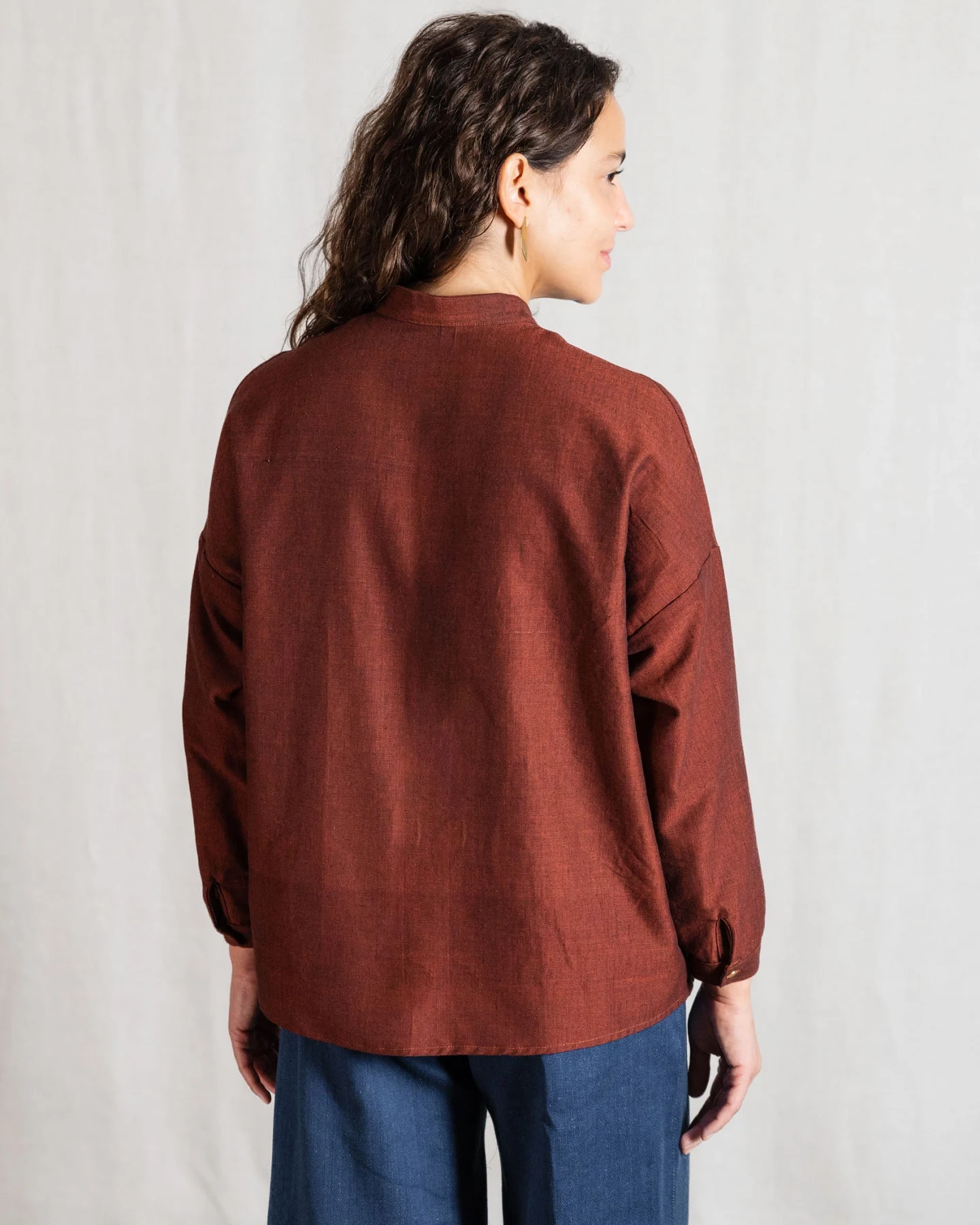 Jyoti - Fair Works Damen vegan Bluse Hawali Rum Rosinenbraun – Ansicht 2