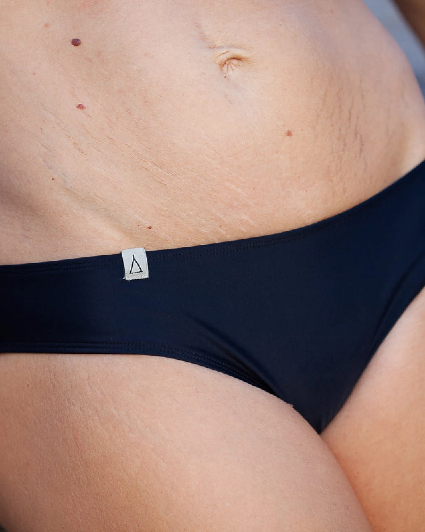 Inaska Damen vegan Bikiniunterteil Chill Regular Cut Schwarz – Ansicht 2