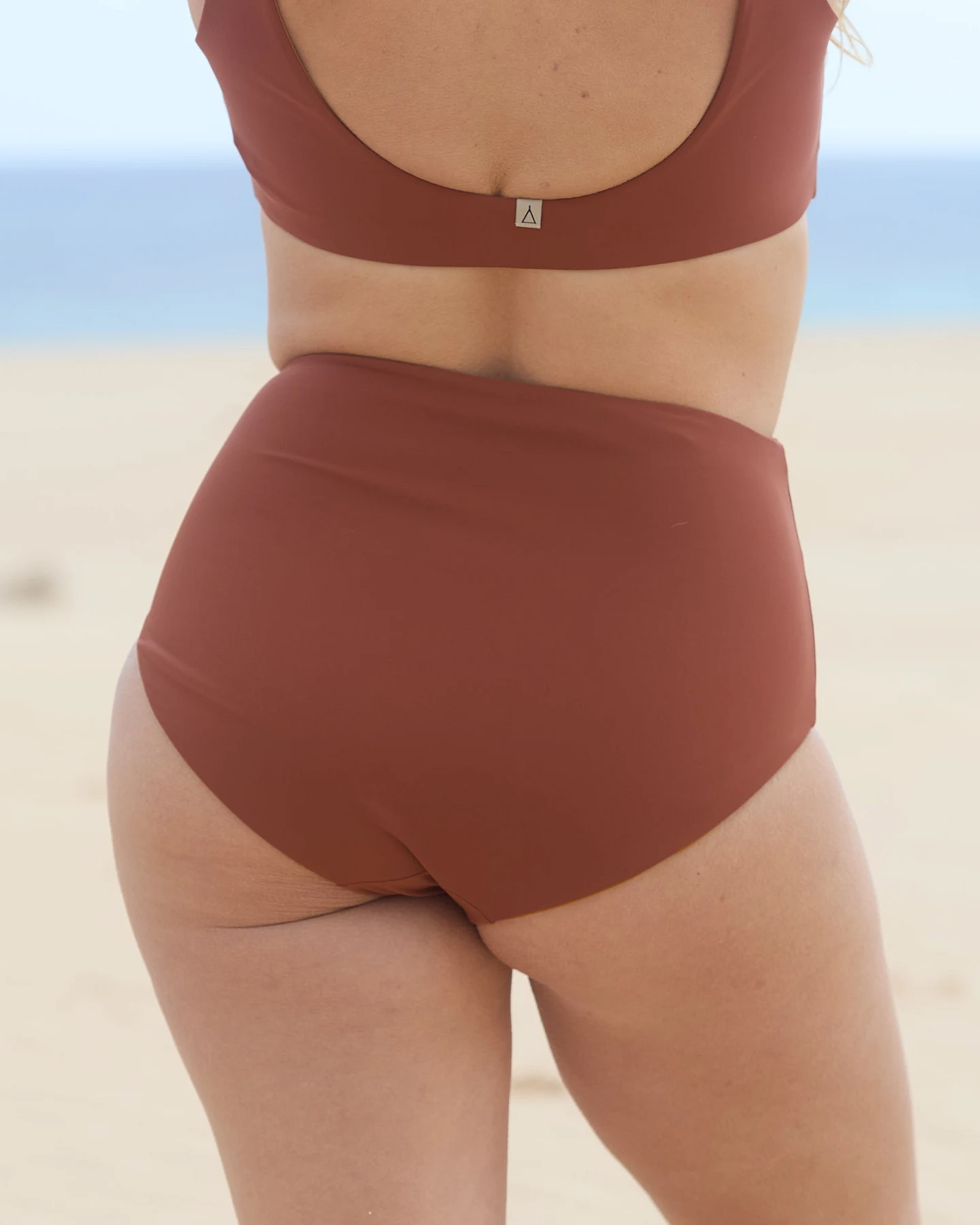Inaska Damen vegan Bikinihose Reversible Hohe Taille Reines Ocker/ Rostbraun – Ansicht 2
