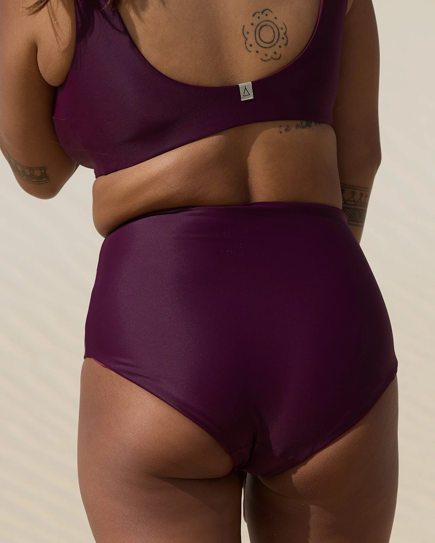 Inaska Damen vegan Bikinihose Reversible Hohe Taille Pure Berry/ Dark Red – Ansicht 2