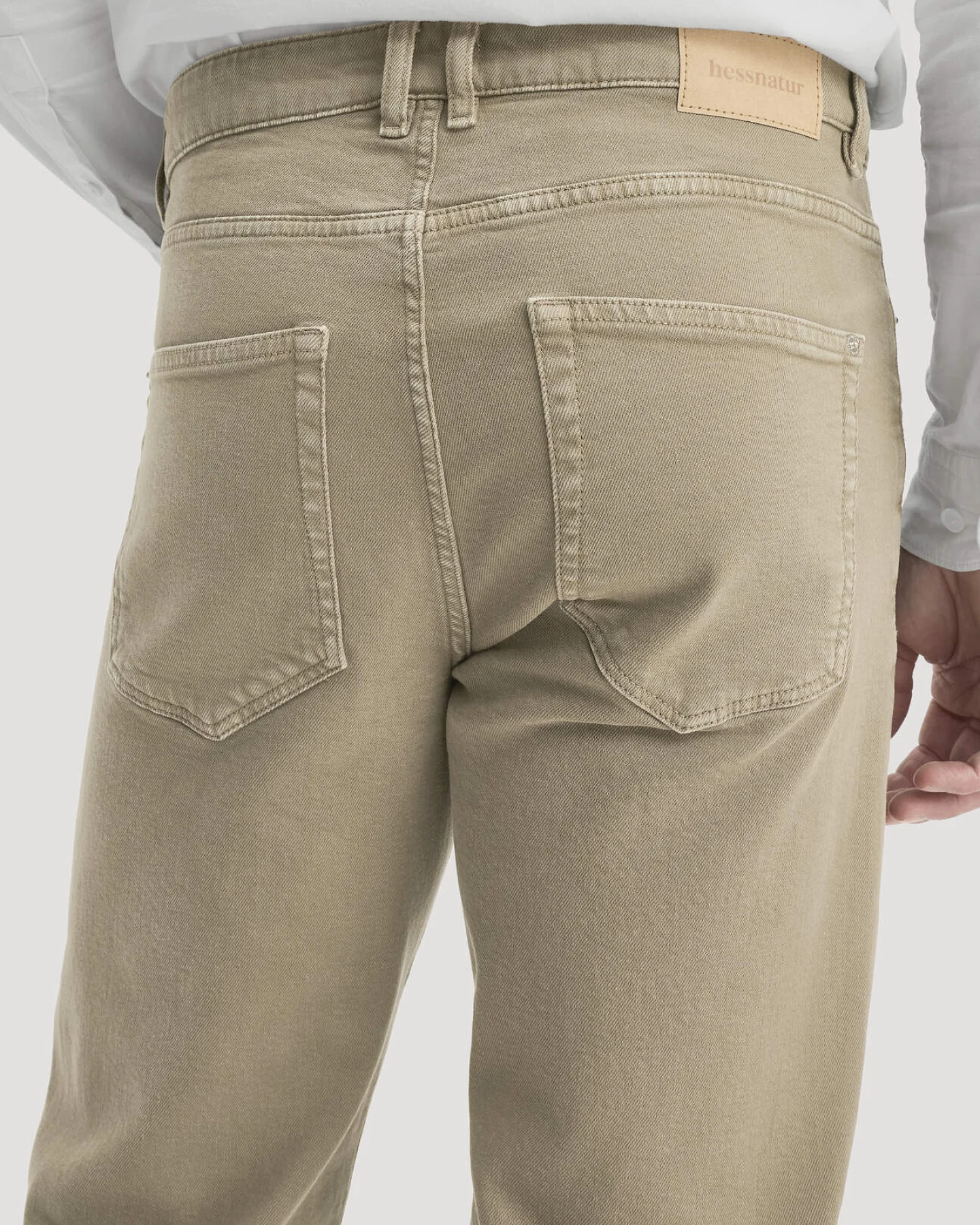 hessnatur Herren Jeans MADS Relaxed Tapered aus Bio-Denim mit Recycling-Baumwolle - grün - Größe 34/30 – Ansicht 3