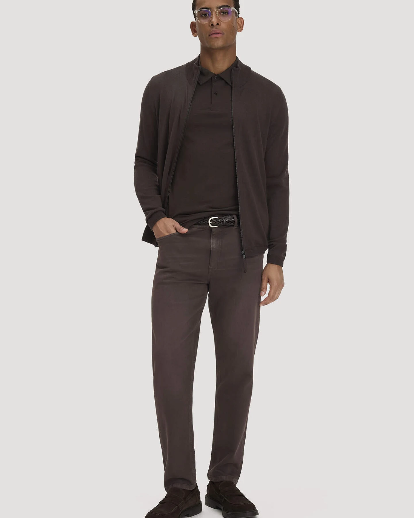 hessnatur Herren Jeans MADS Relaxed Tapered aus Bio-Denim mit Recycling-Baumwolle - braun - Größe 36/32 – Ansicht 4
